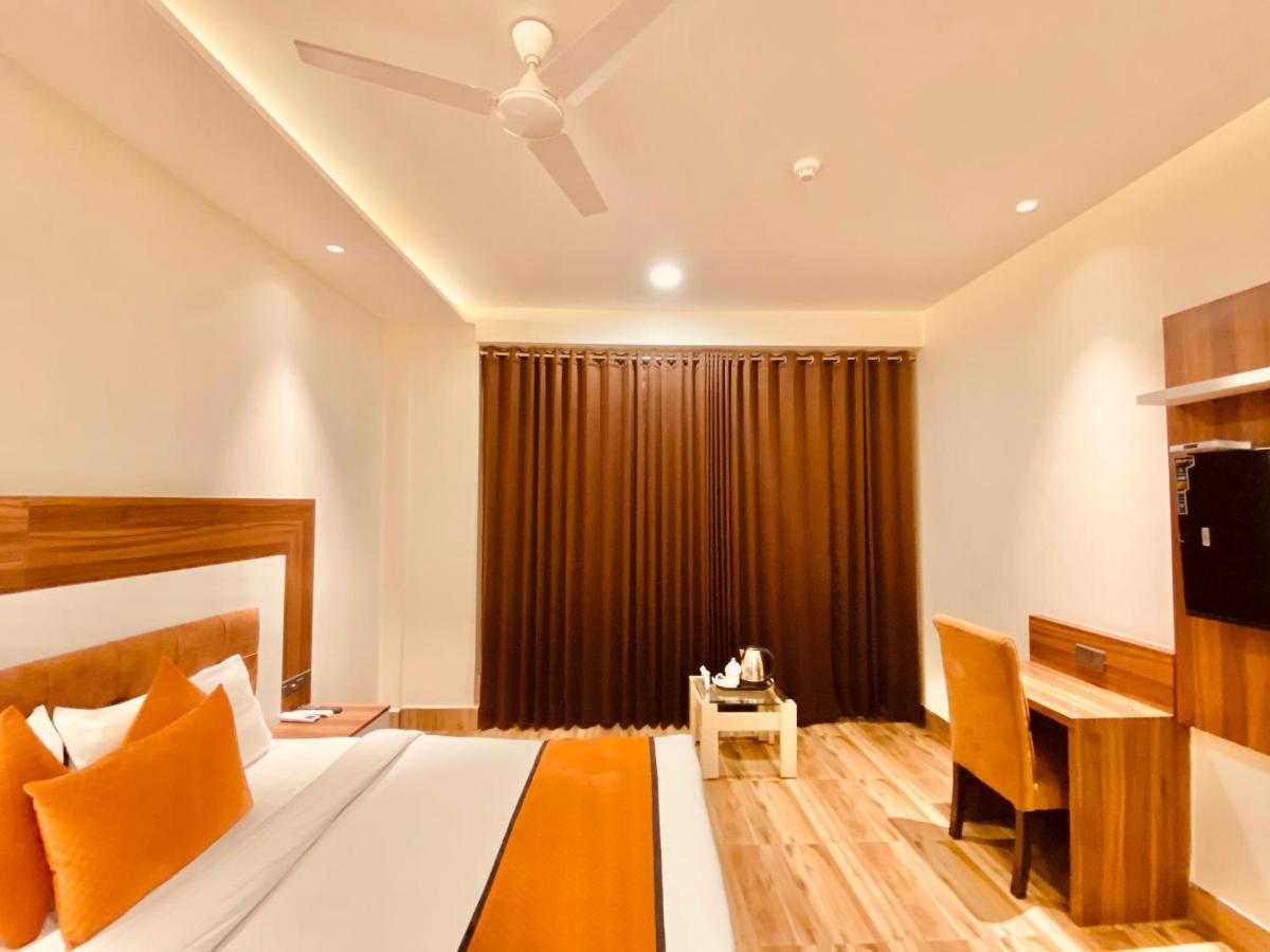 White And Restaurant 300 Mtr From Golden Temple Hotel Amritsar