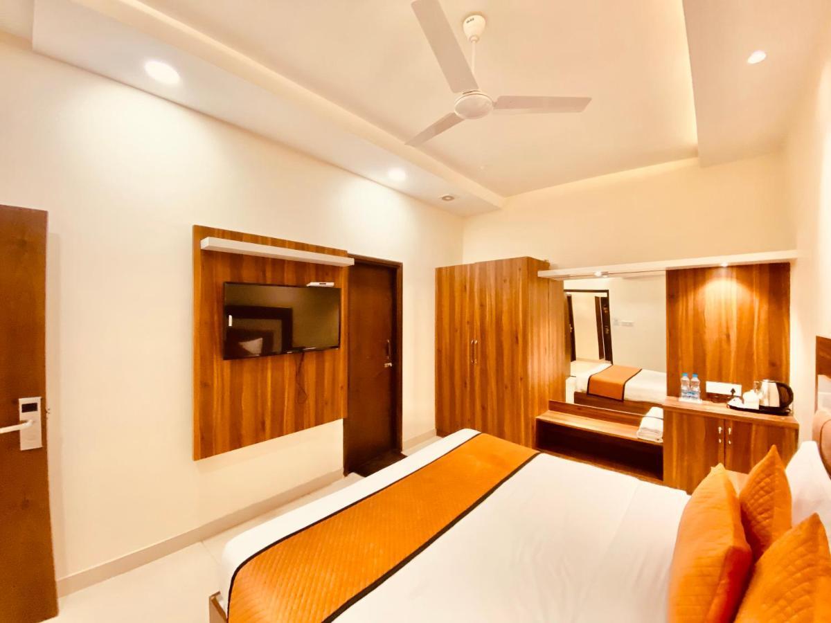 White And Restaurant 300 Mtr From Golden Temple Amritsar