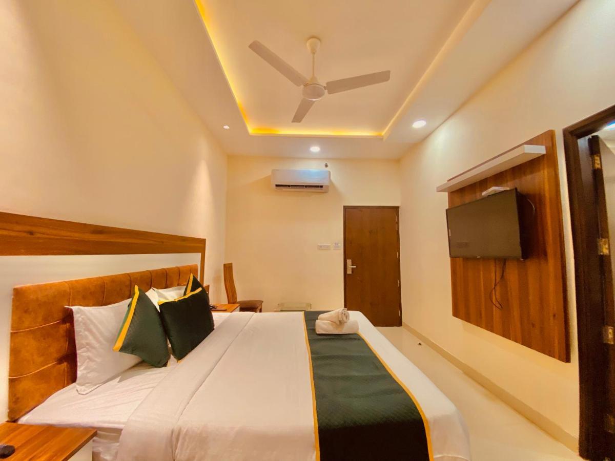 Hotel White And Restaurant 300 Mtr From Golden Temple 3*