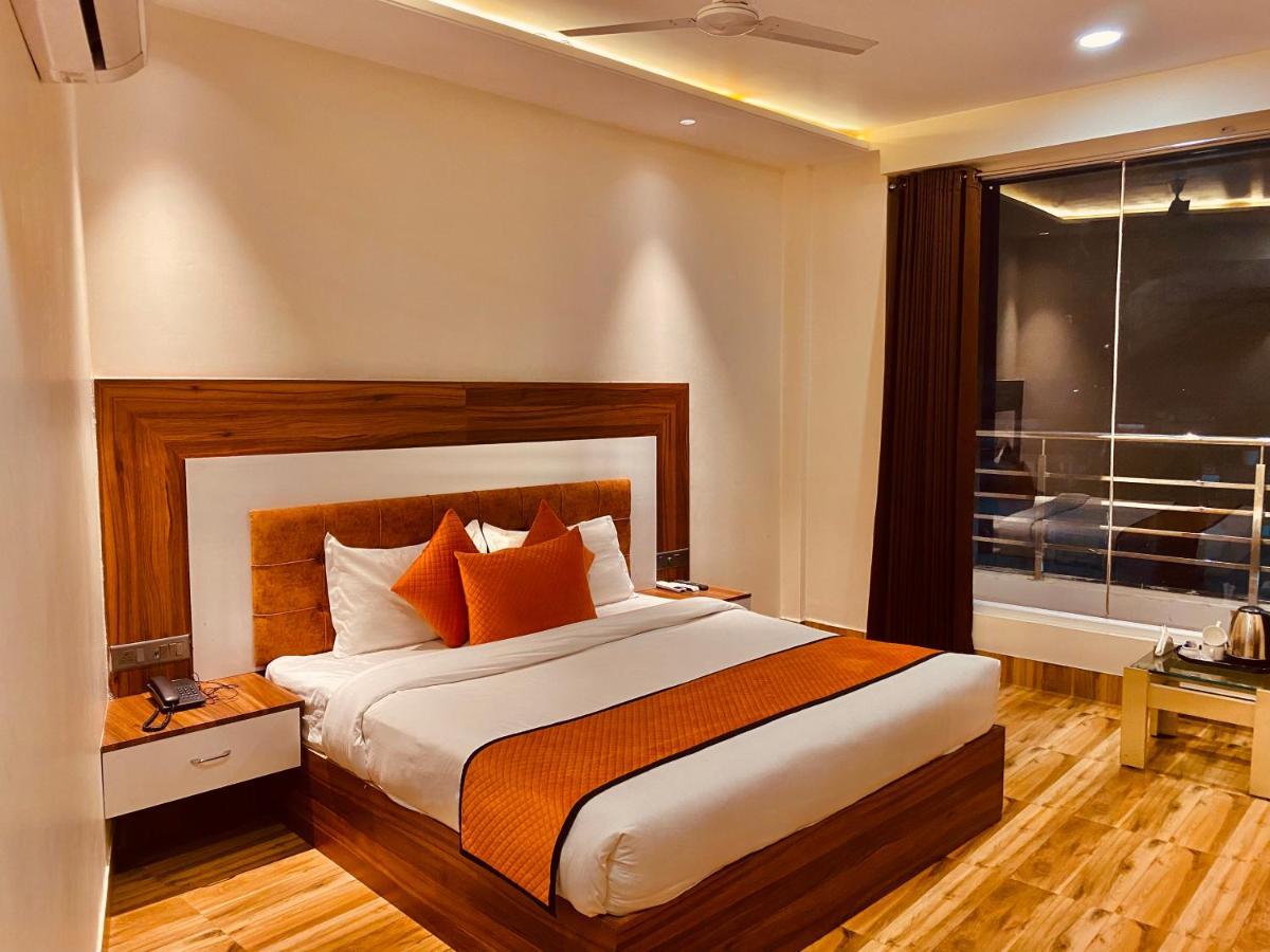 White And Restaurant 300 Mtr From Golden Temple Hotel 3*