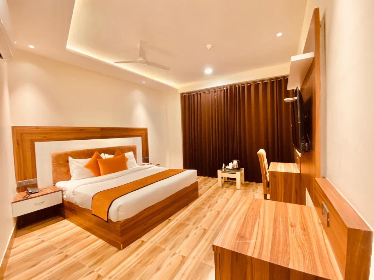 White And Restaurant 300 Mtr From Golden Temple Hotel 3*