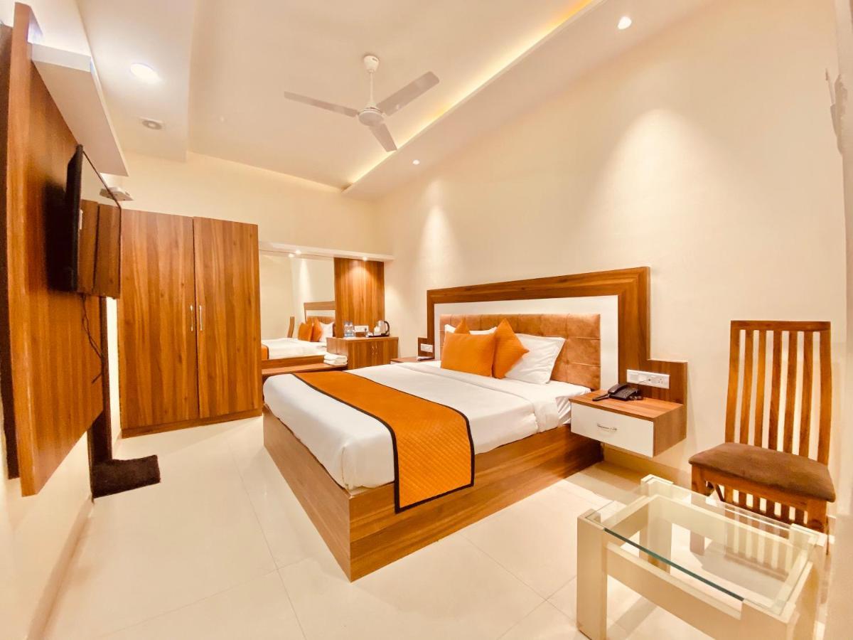 Hotel White And Restaurant 300 Mtr From Golden Temple