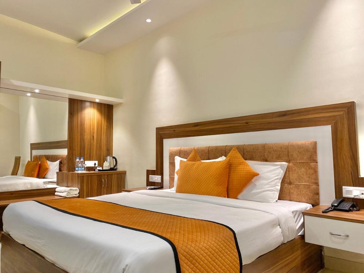 White And Restaurant 300 Mtr From Golden Temple Hotel Amritsar