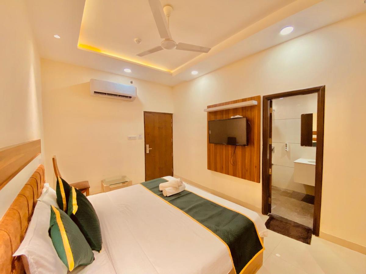 White And Restaurant 300 Mtr From Golden Temple Hotel 3*