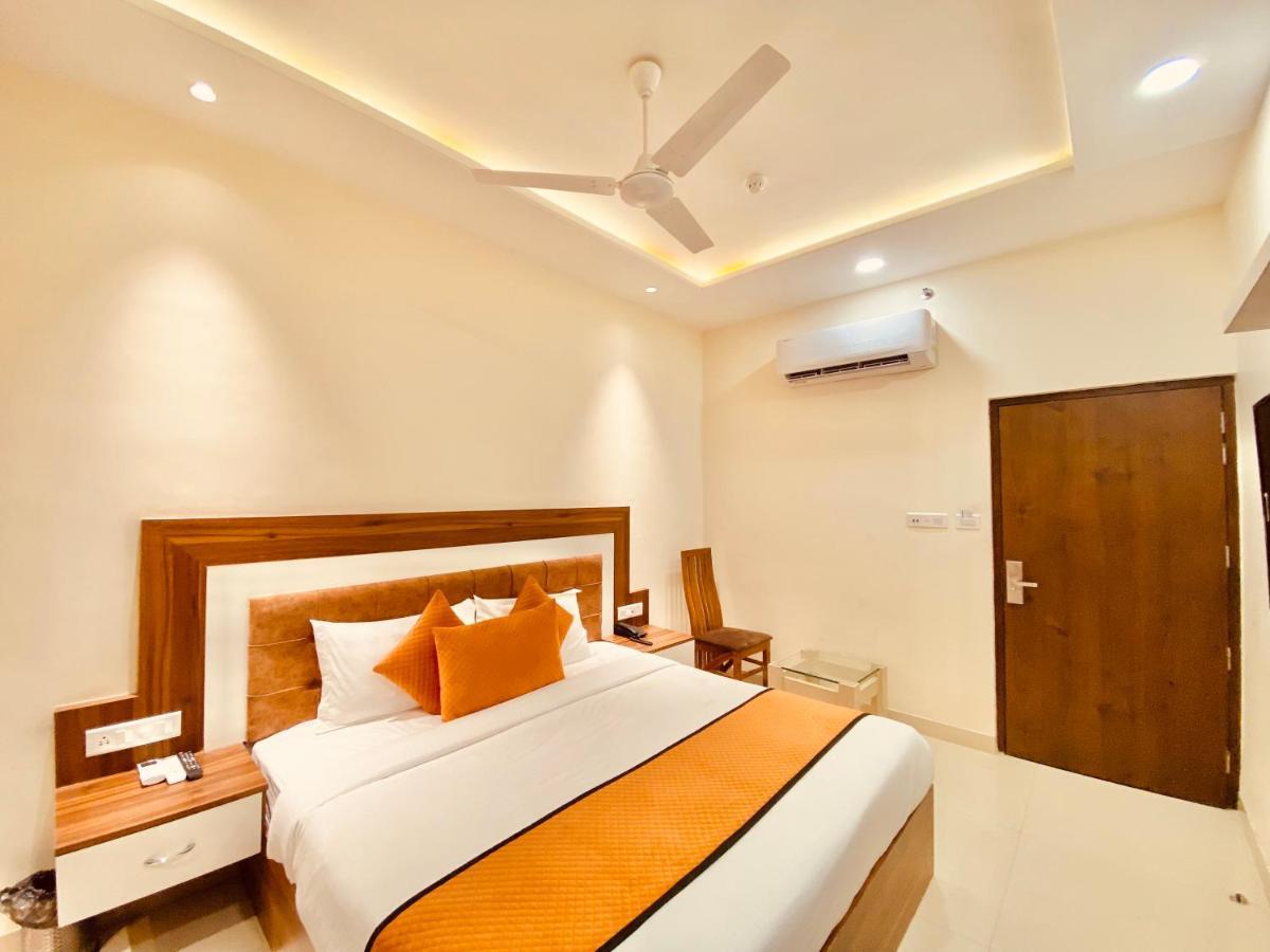 Hotel White And Restaurant 300 Mtr From Golden Temple Amritsar