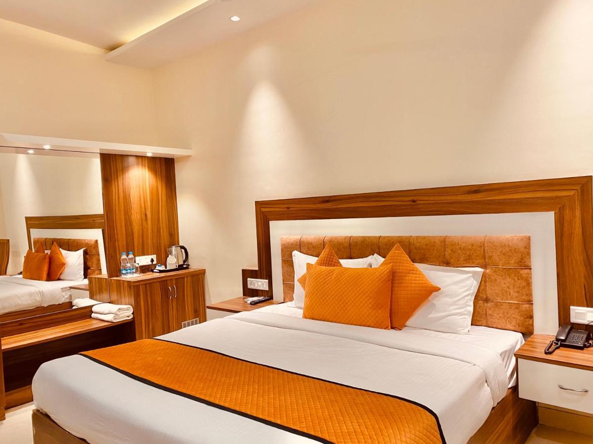 White And Restaurant 300 Mtr From Golden Temple Hotel 3*