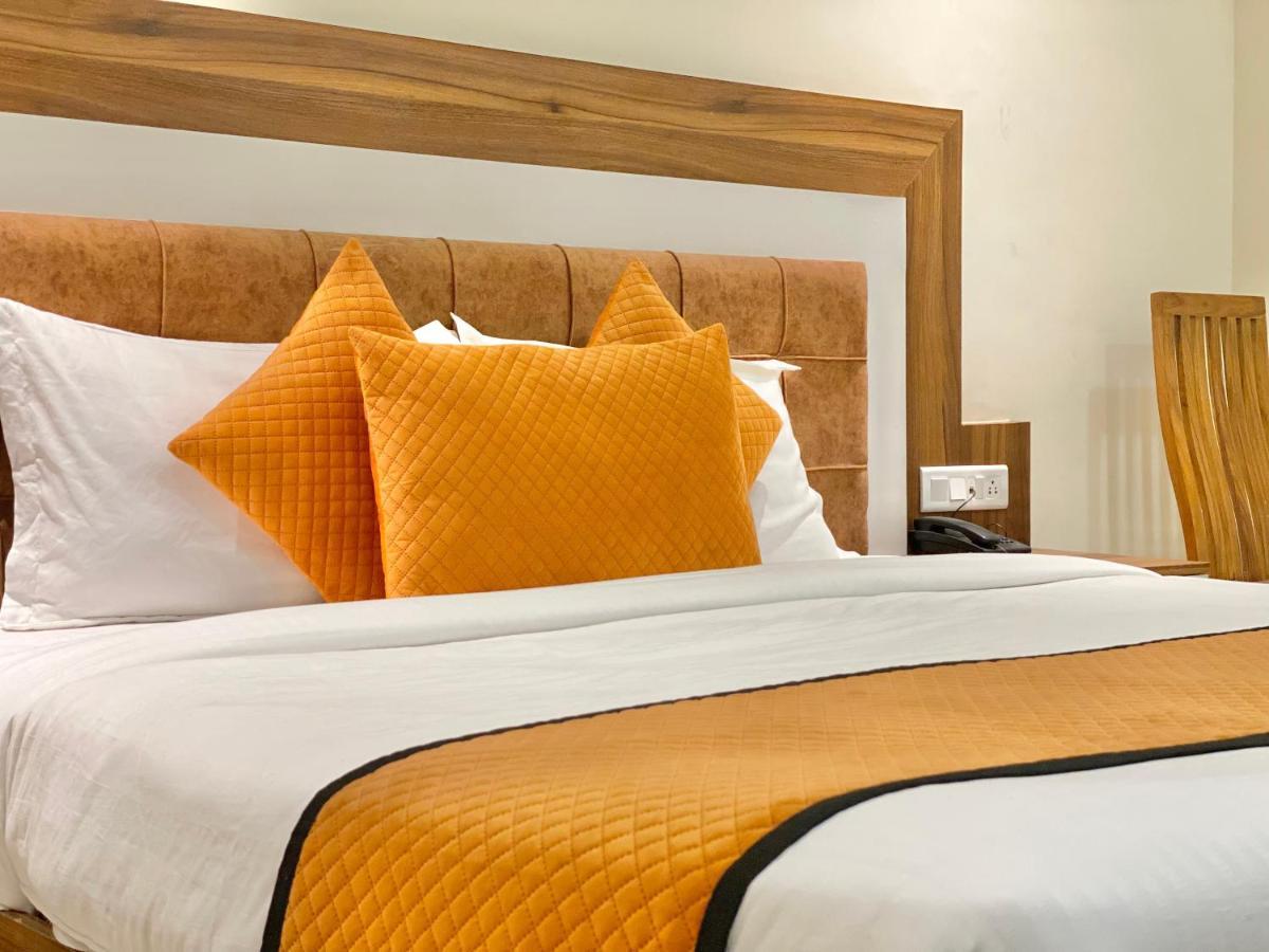 Hotel White And Restaurant 300 Mtr From Golden Temple