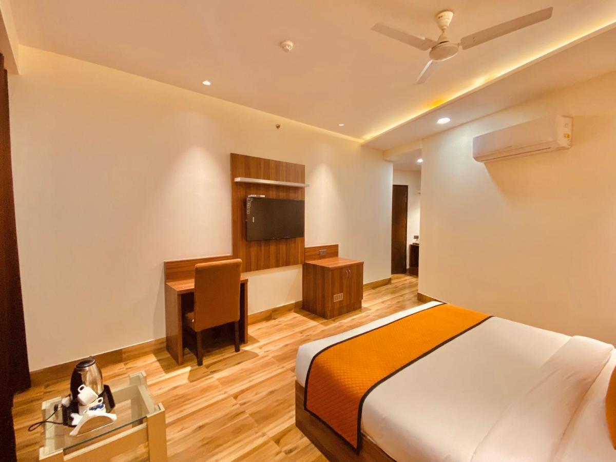 White And Restaurant 300 Mtr From Golden Temple Hotel