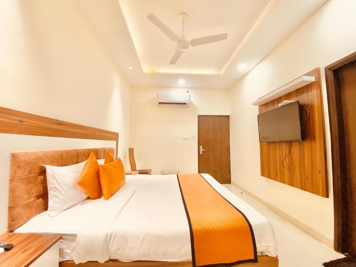 Hotel White And Restaurant 300 Mtr From Golden Temple 3*