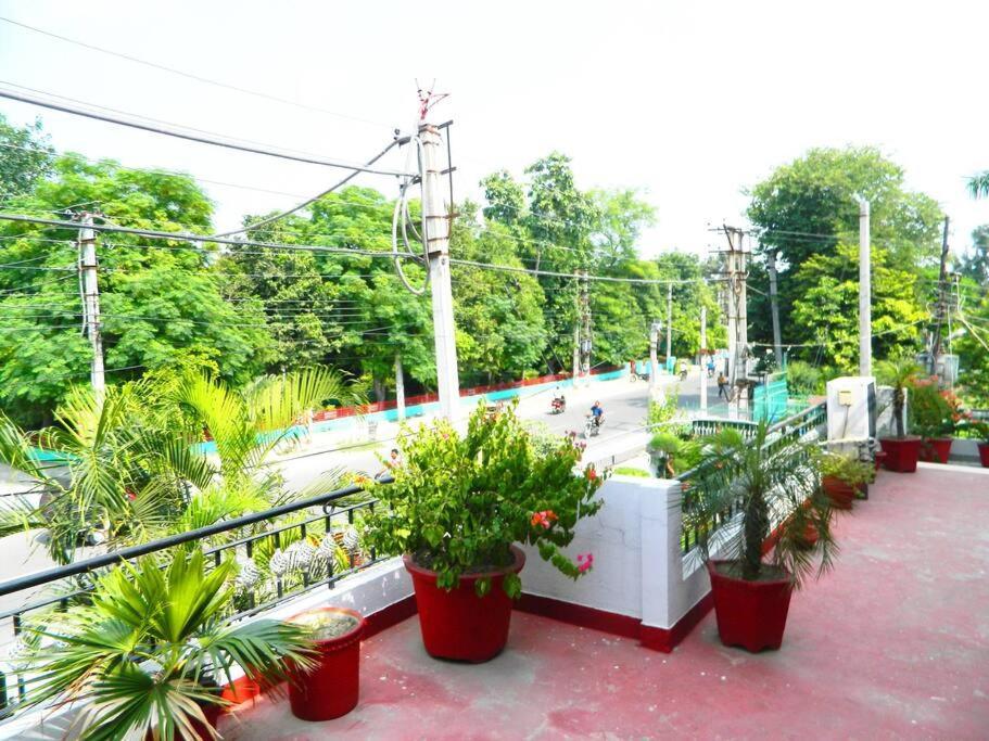 Ankhi's With Parking Apartment Amritsar
