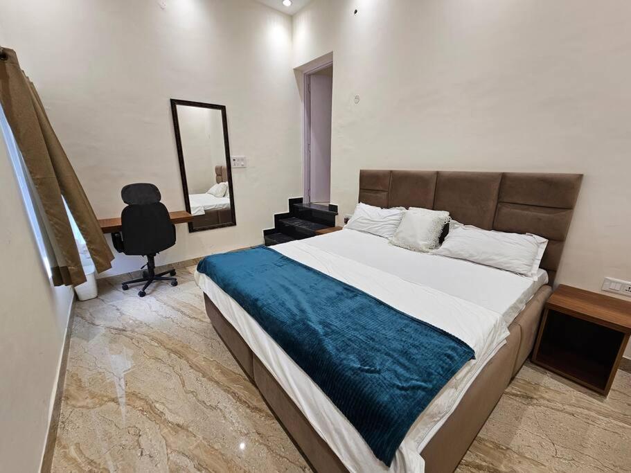 Ankhi's With Parking Apartment Amritsar