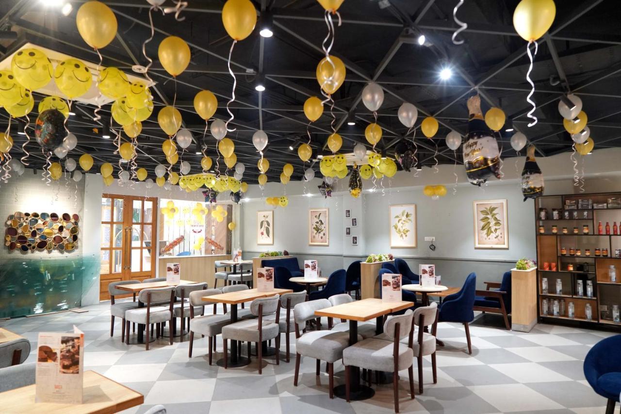 Hotel Luxurio - In-house Barista Cafe, Near Golden Temple