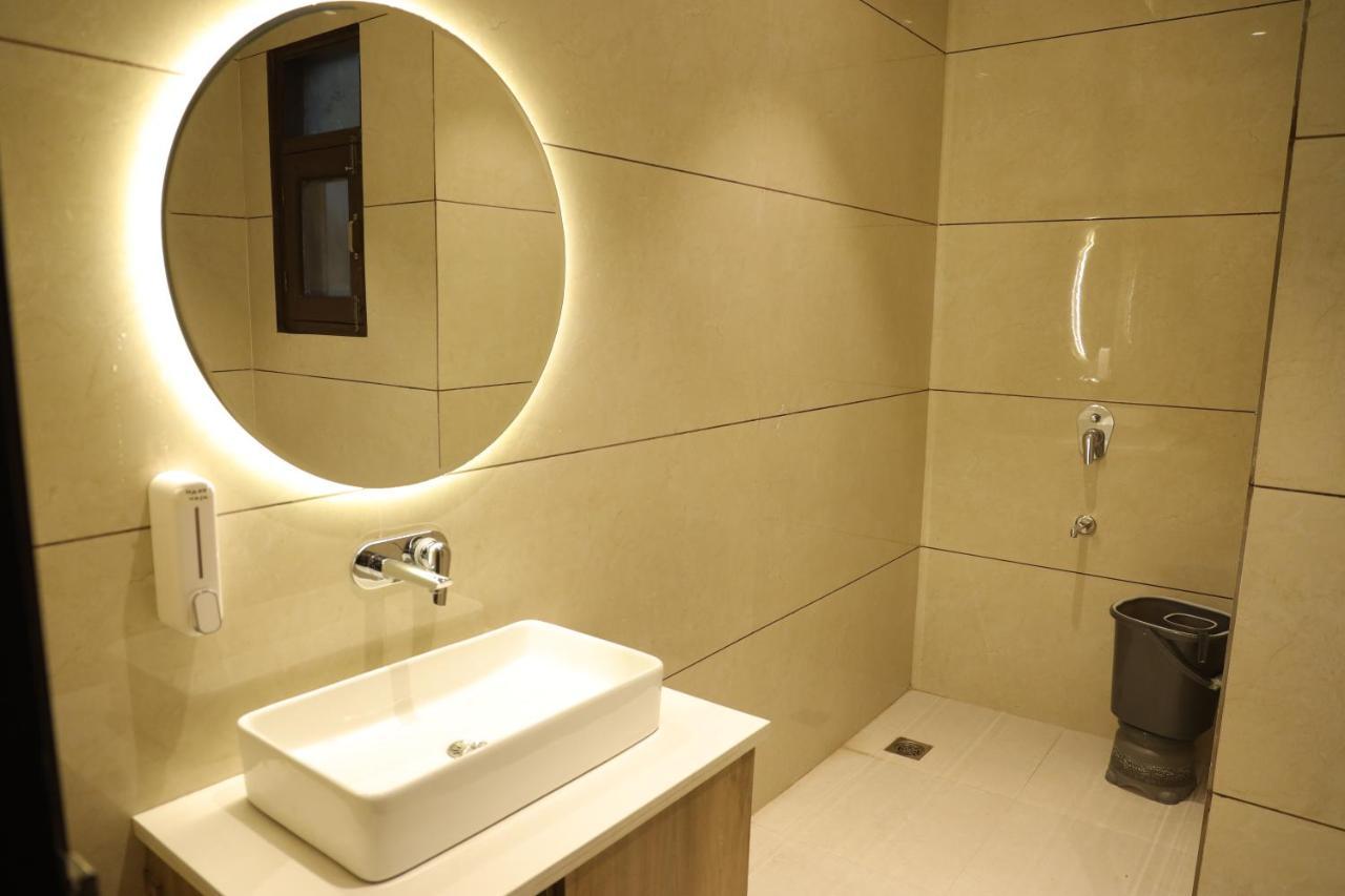 Crown Savoy, Near Railway Station & Guru Nanak Dev Hotel 3*