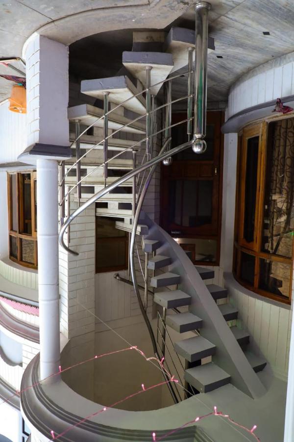 Unique House Hotel *