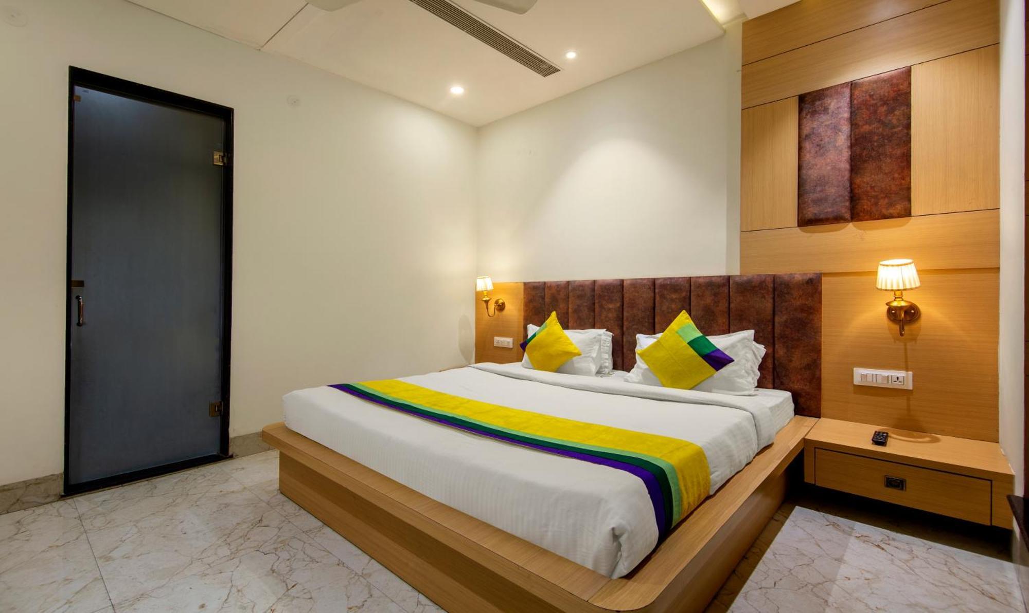 Itsy Sehdev Residency, Near Golden Temple Hotel