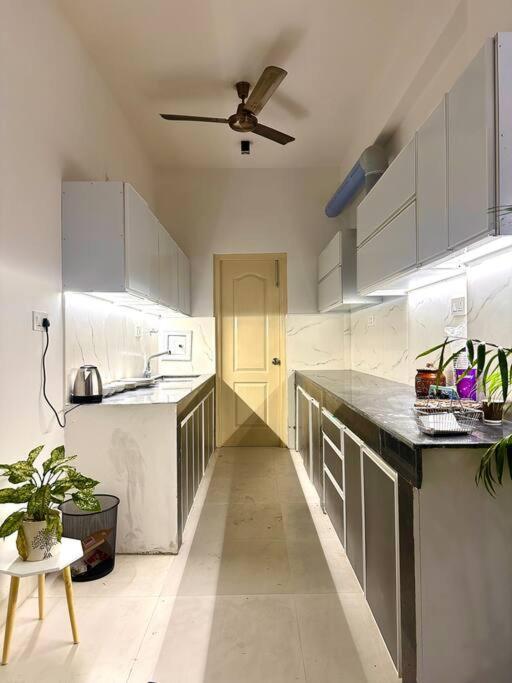 Hazel : Minimalist Apartment
