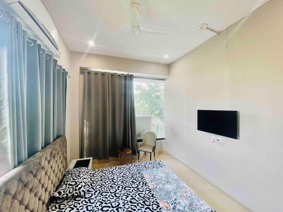 3 Bhk - Woodstock Apartment *