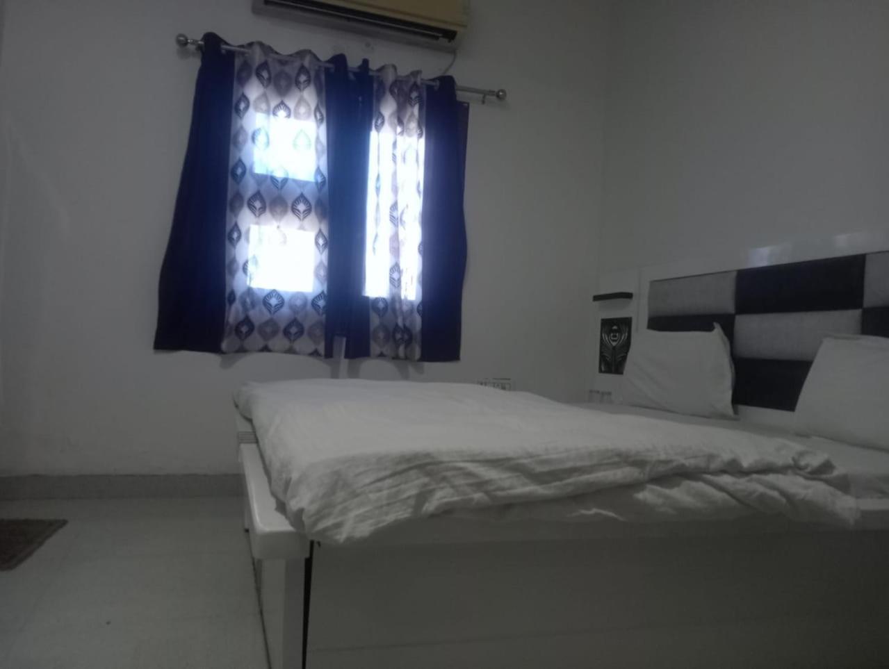Gurjeet Guest House 50Mtr From Golden Temple Guest house 3*