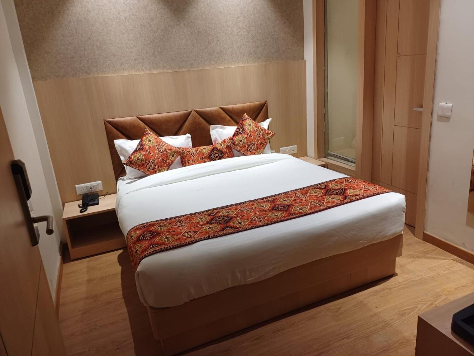 Jr Grand 100 Meter From Golden Temple Hotel 3*