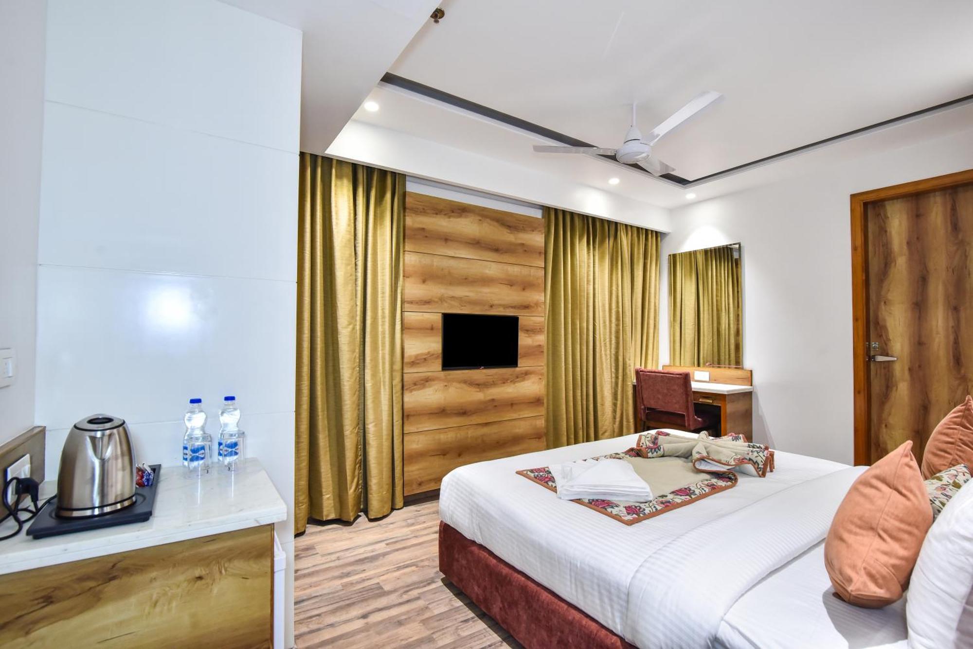 Hotel Ak Continental 2 Minutes' Walk From Bus Stand 3*