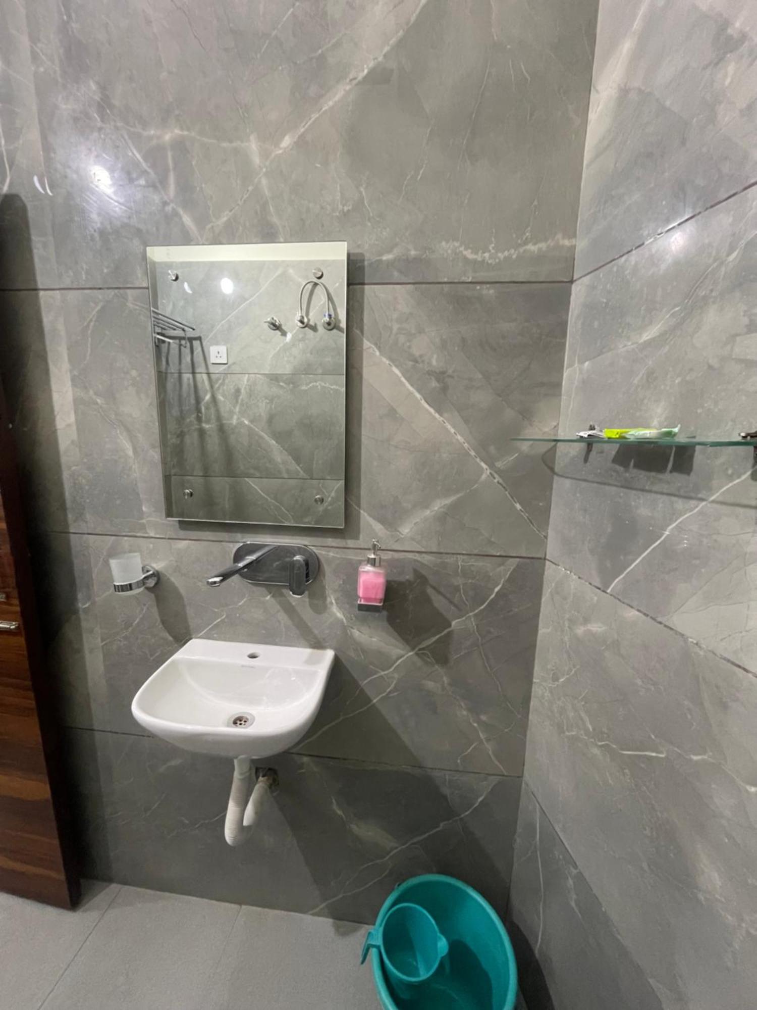 Comforts 500m From Airport Amritsar