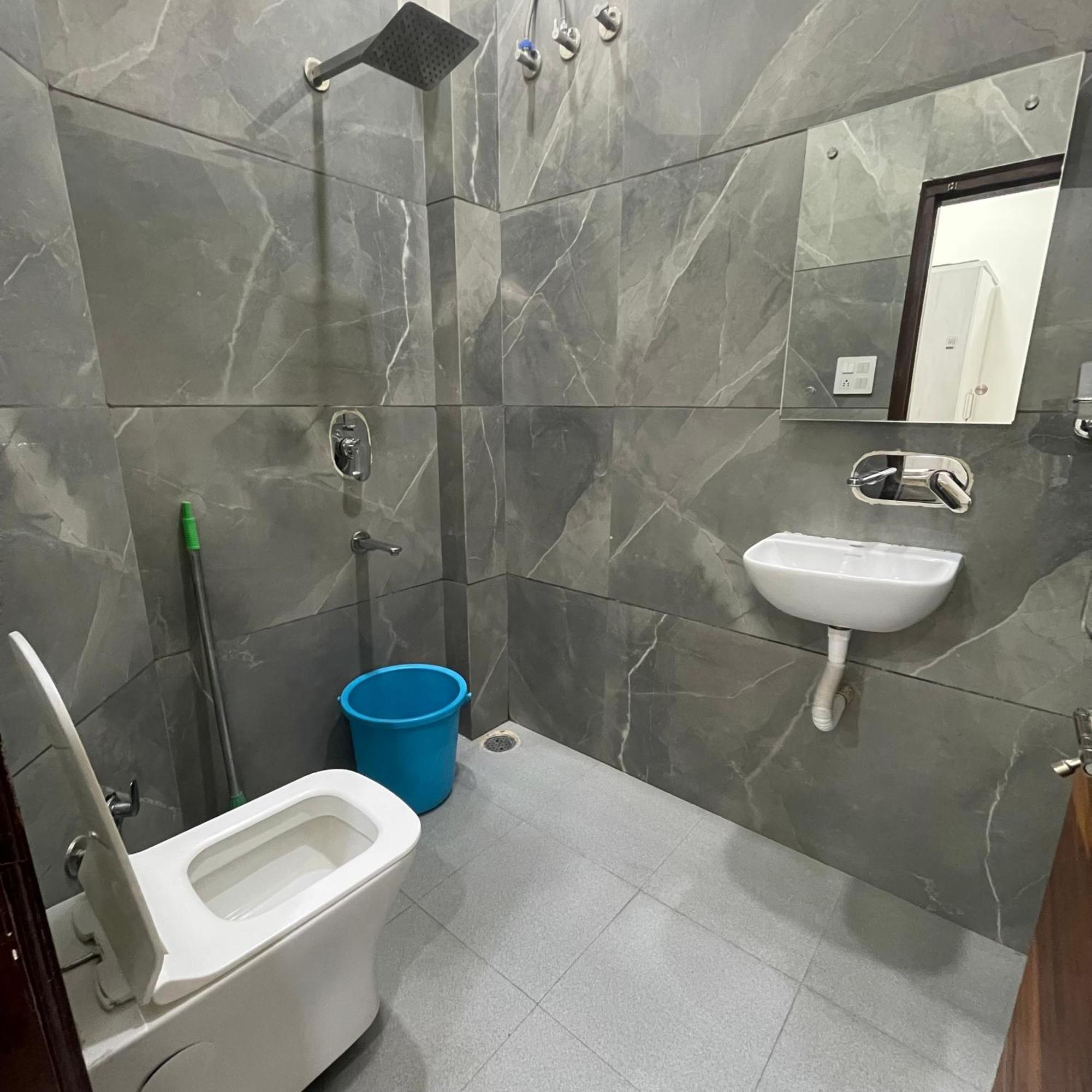 Comforts 500m From Airport *