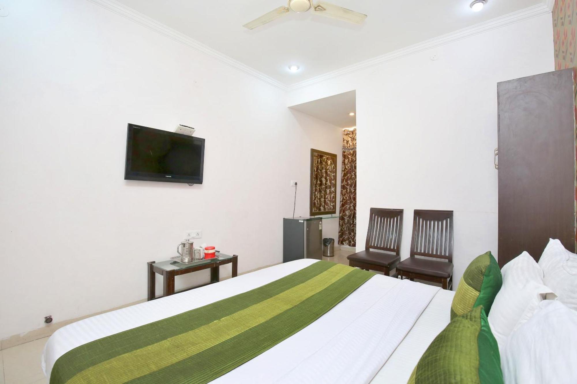 Hotel O Axis 4*