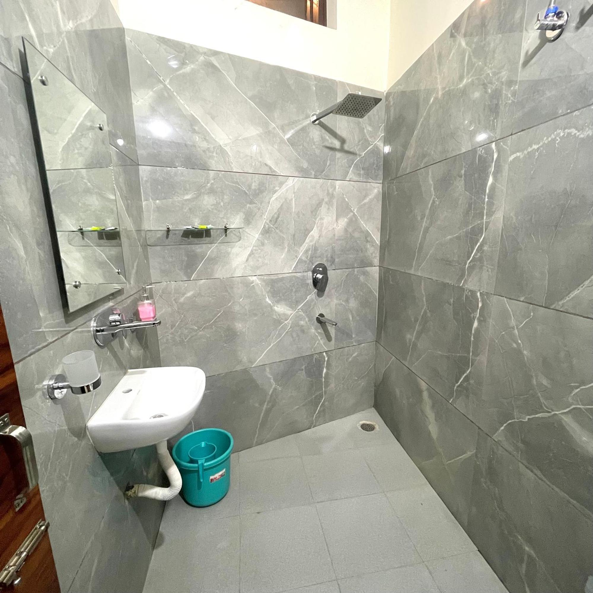 Comforts 500m From Airport Guest house *