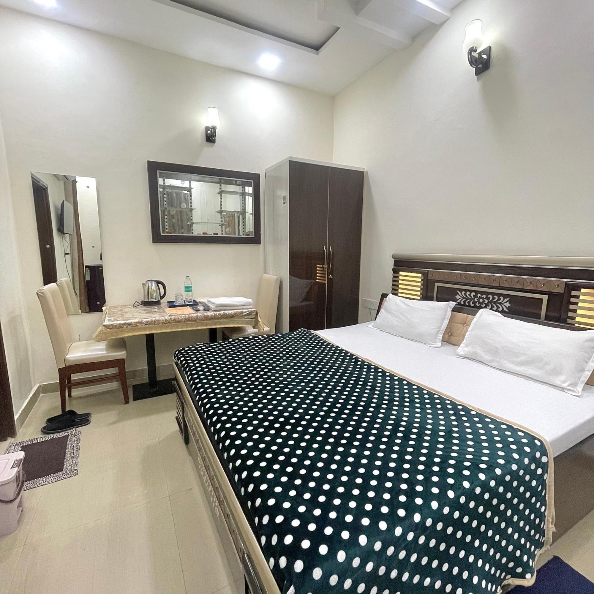 Comforts 500m From Airport Amritsar