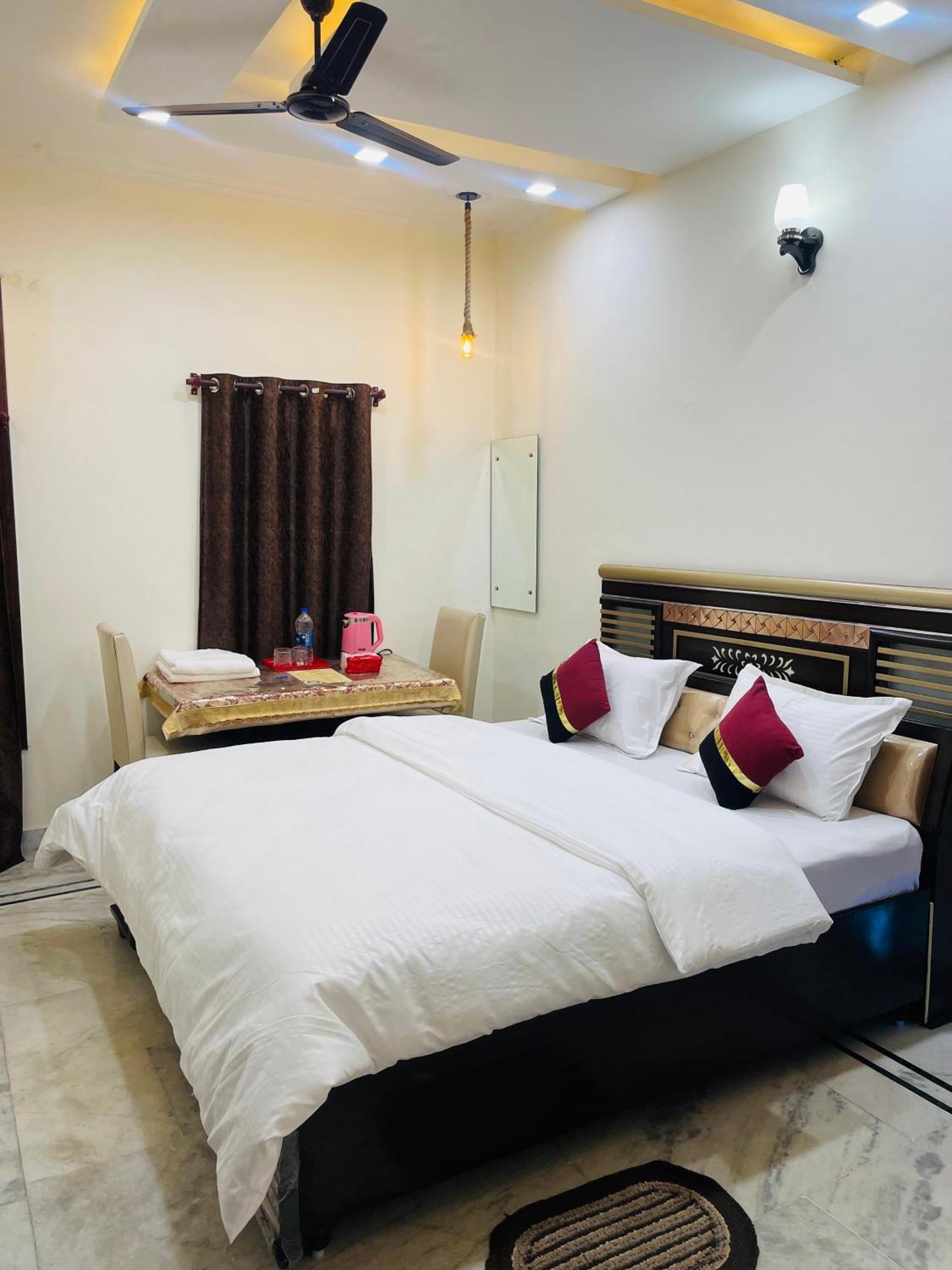 Comforts 500m From Airport Guest house