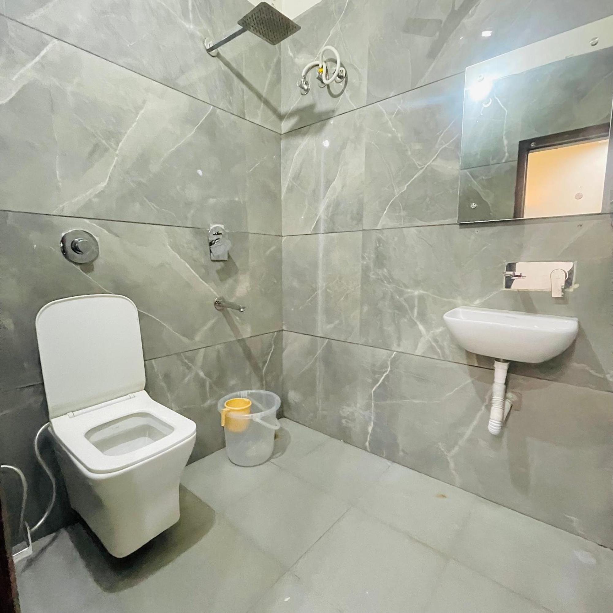 Guest house Comforts 500m From Airport *