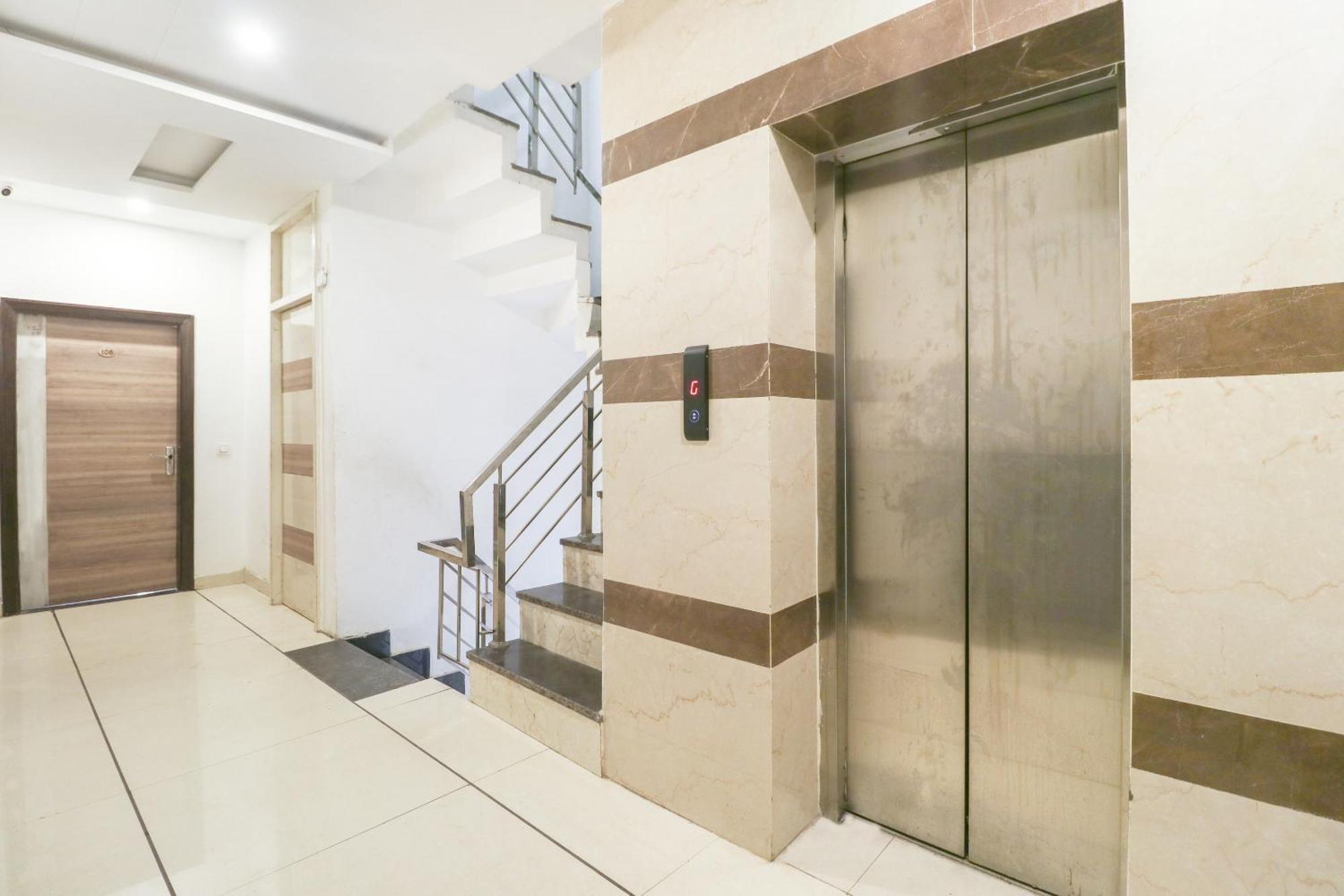 Oyo 77326 Hotel Royal View Hotel