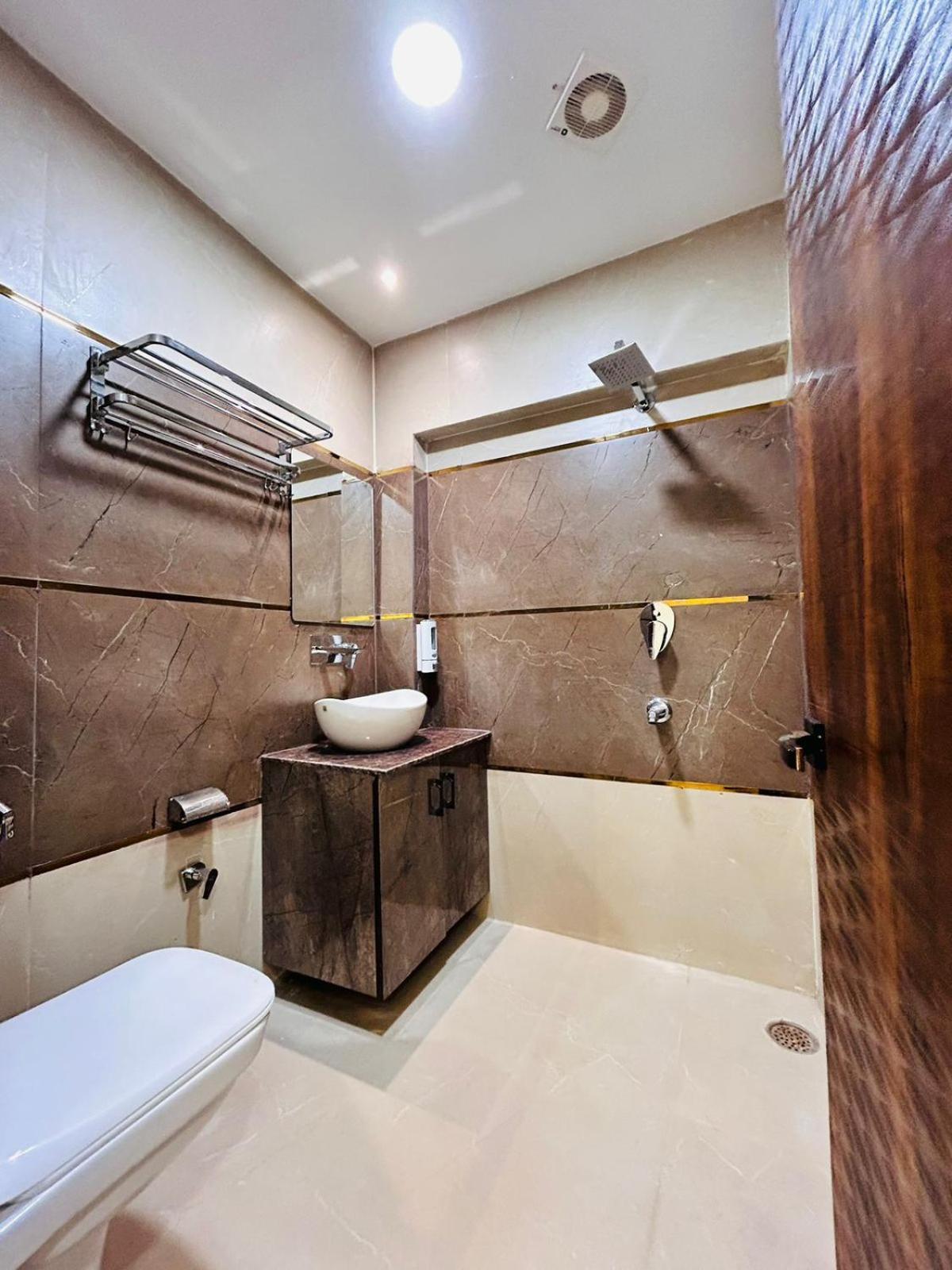 Monga 5 Minutes From Golden Temple Hotel