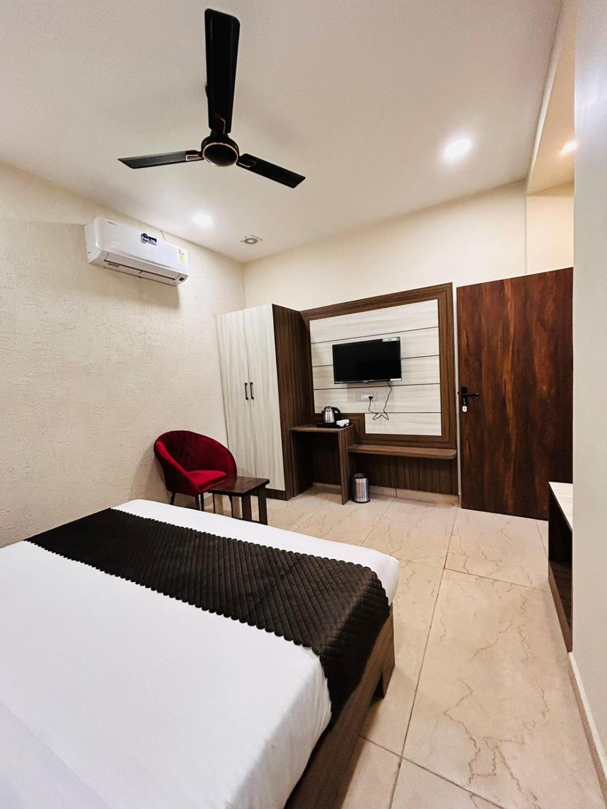 Hotel Monga Dreams - Rated Just 5 Min Walk From Goldem Temple