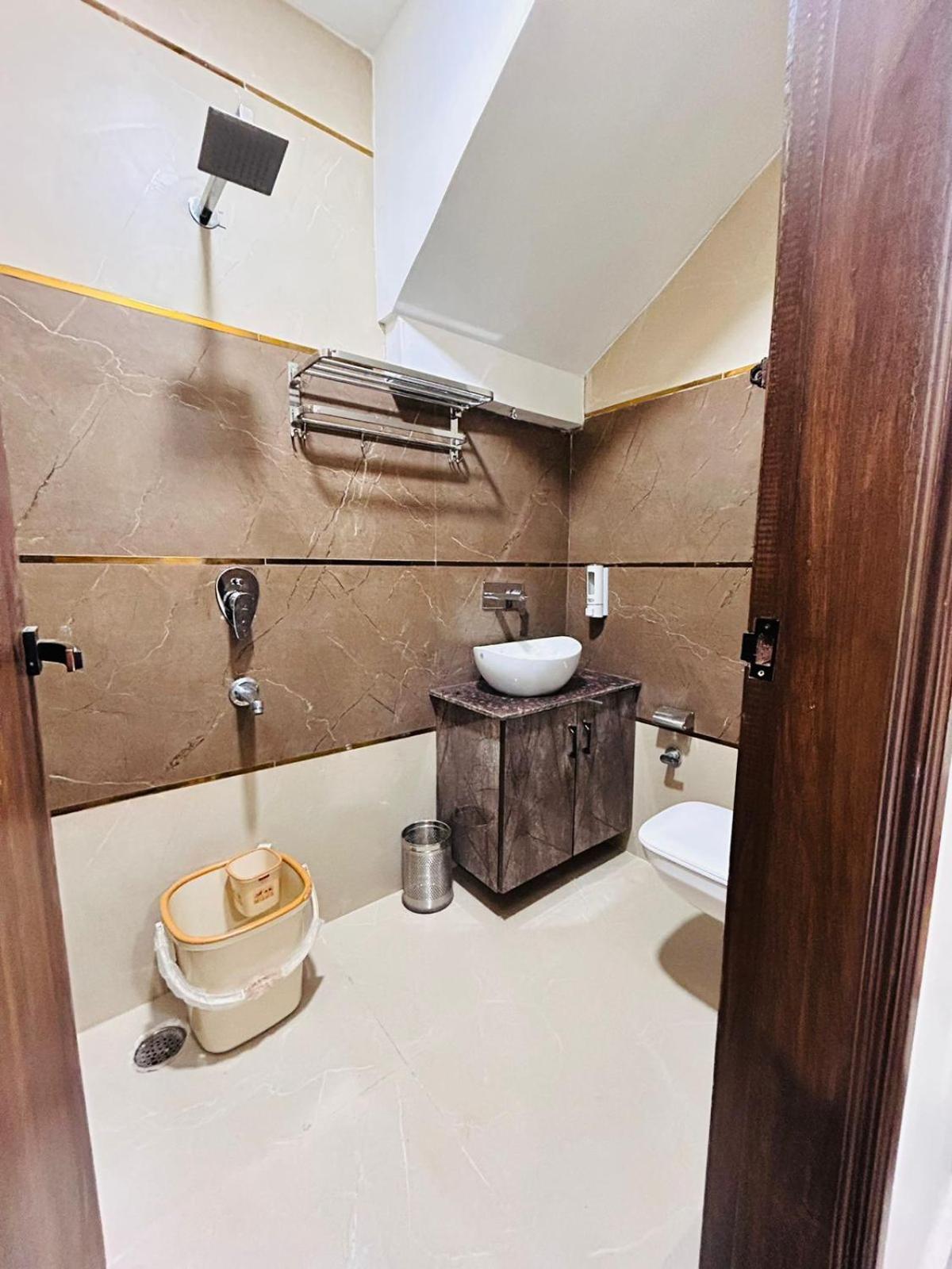 Hotel Monga Dreams - Rated Just 5 Min Walk From Goldem Temple 3*