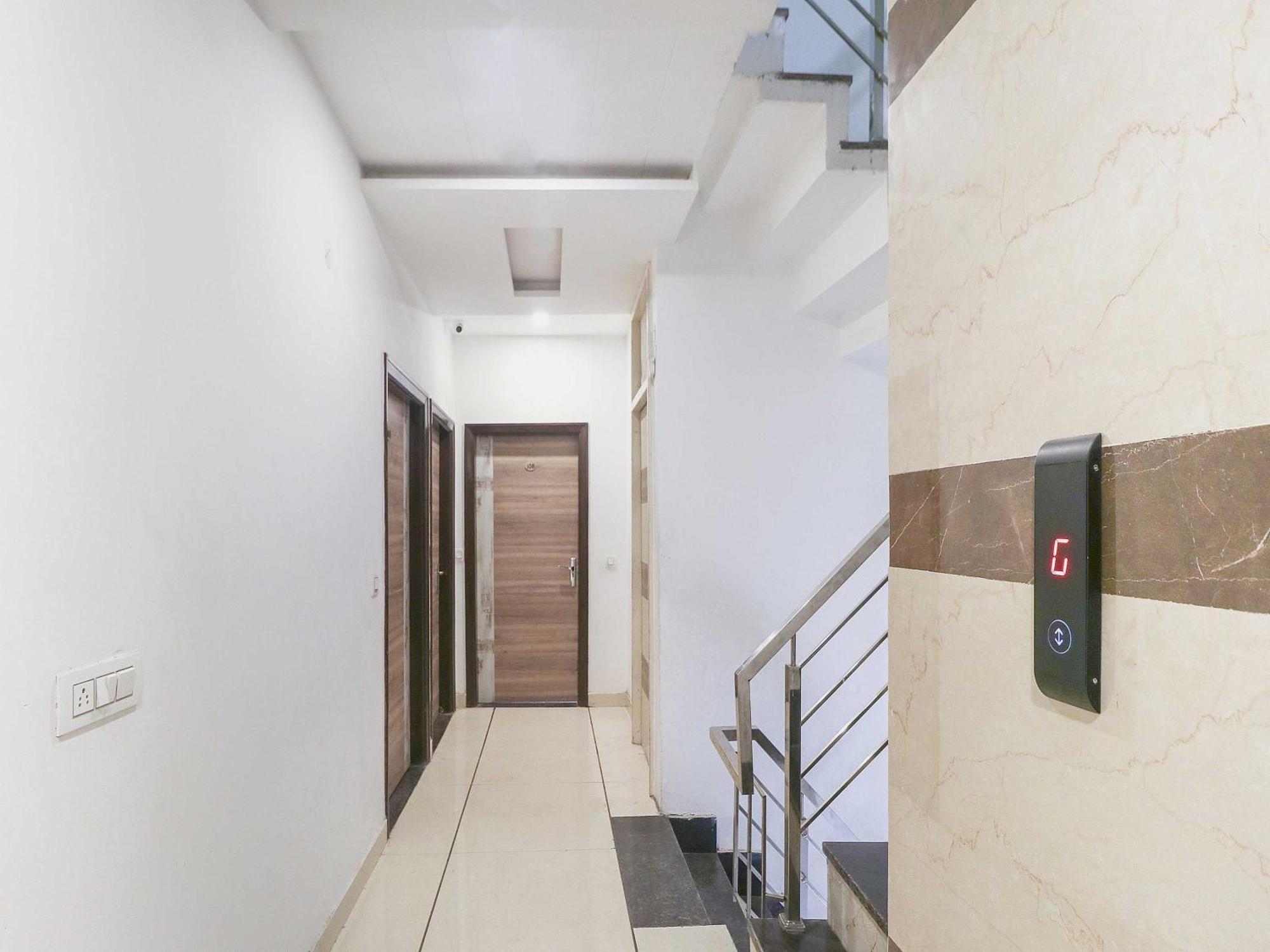 Oyo 77326 Hotel Royal View Hotel
