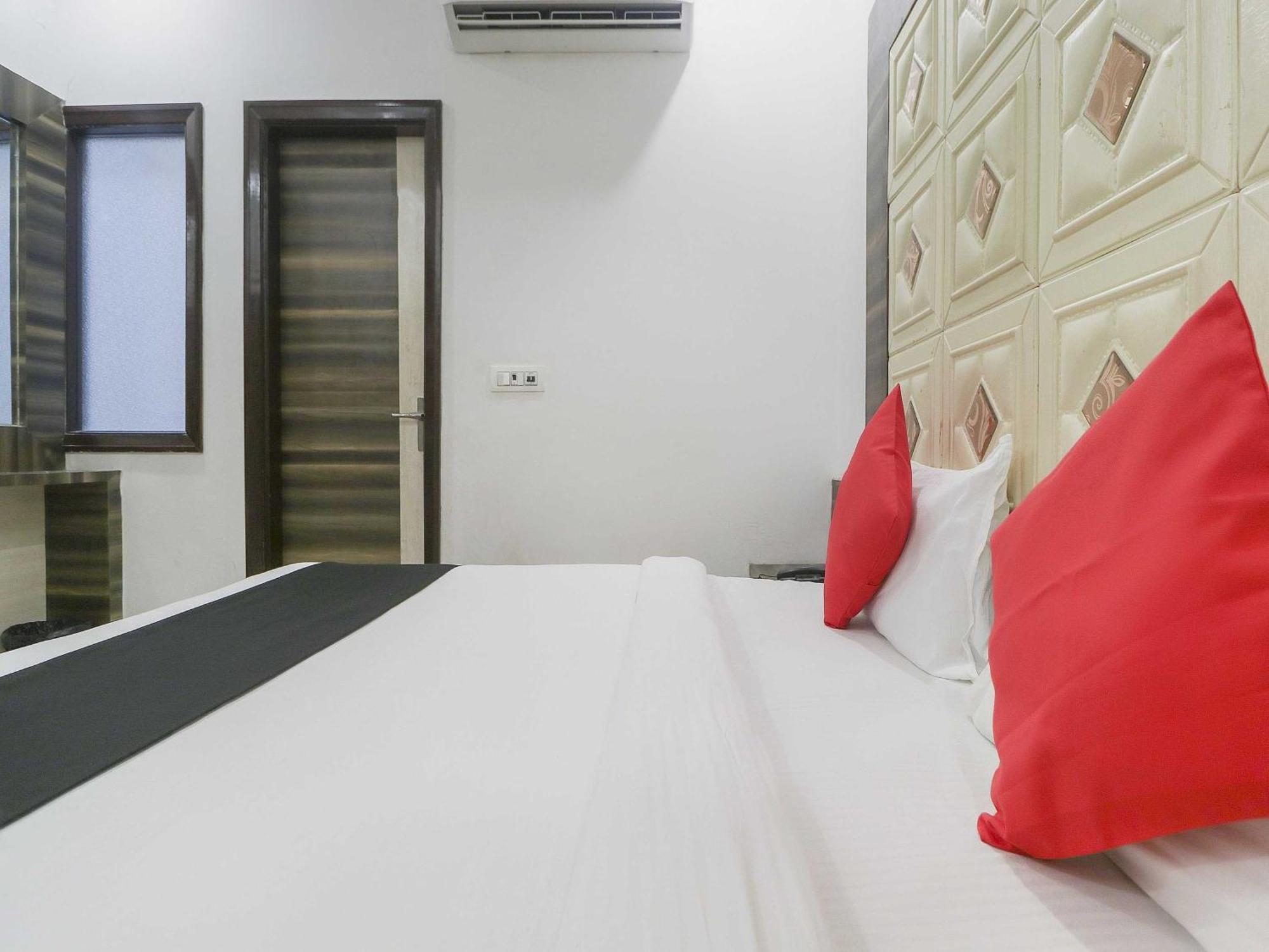 Hotel Oyo 77326 Hotel Royal View 3*