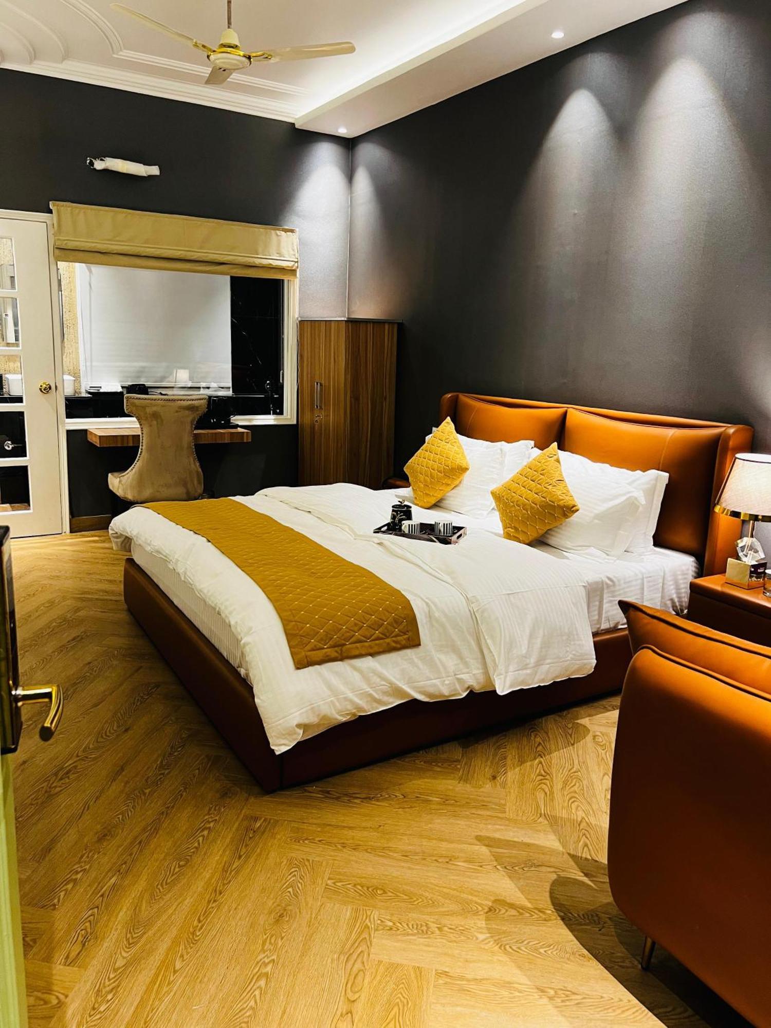Victorian Elegance Luxury Bed & Breakfast Amritsar