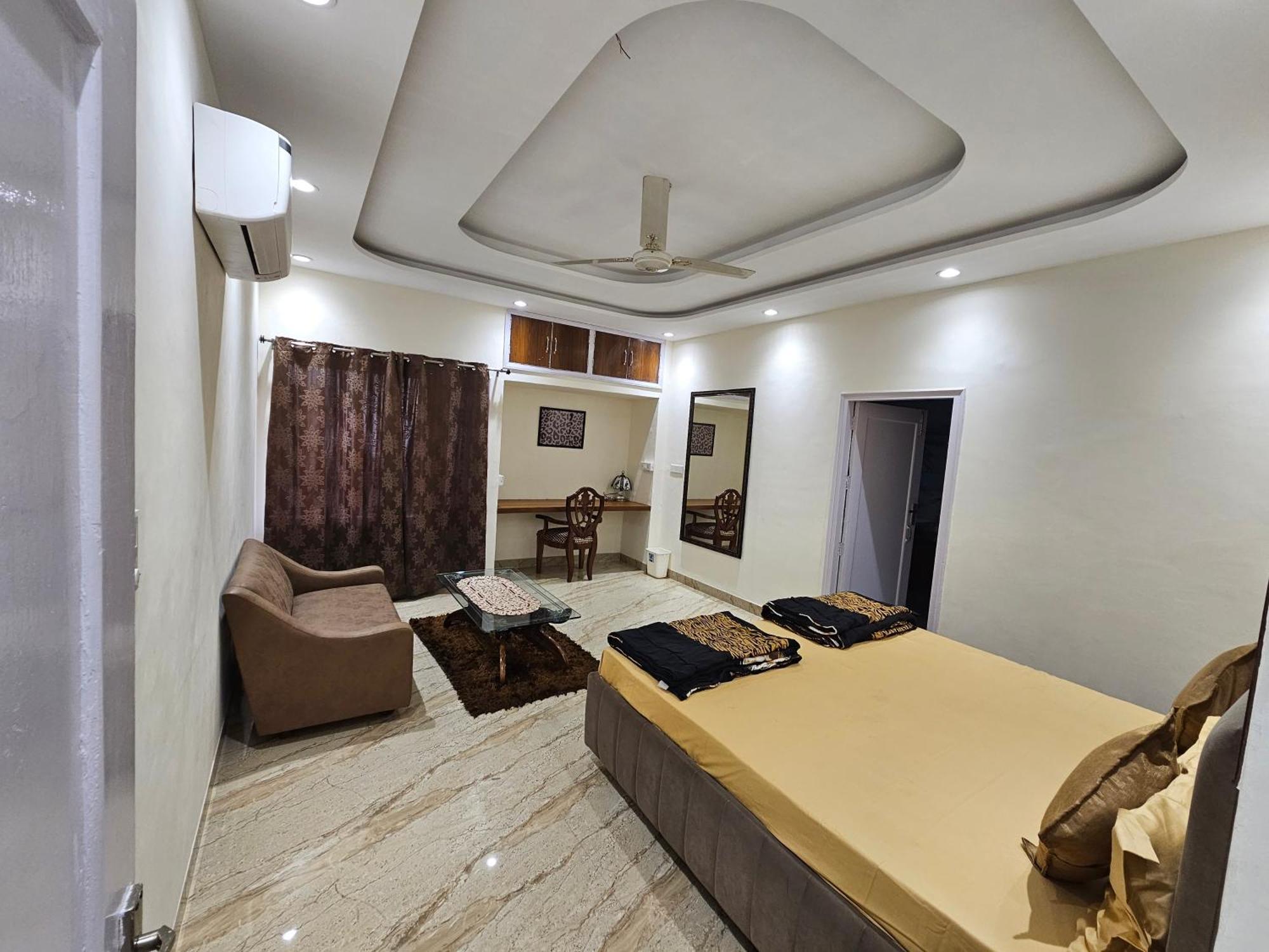 Ankhi's With Parking Apartment *