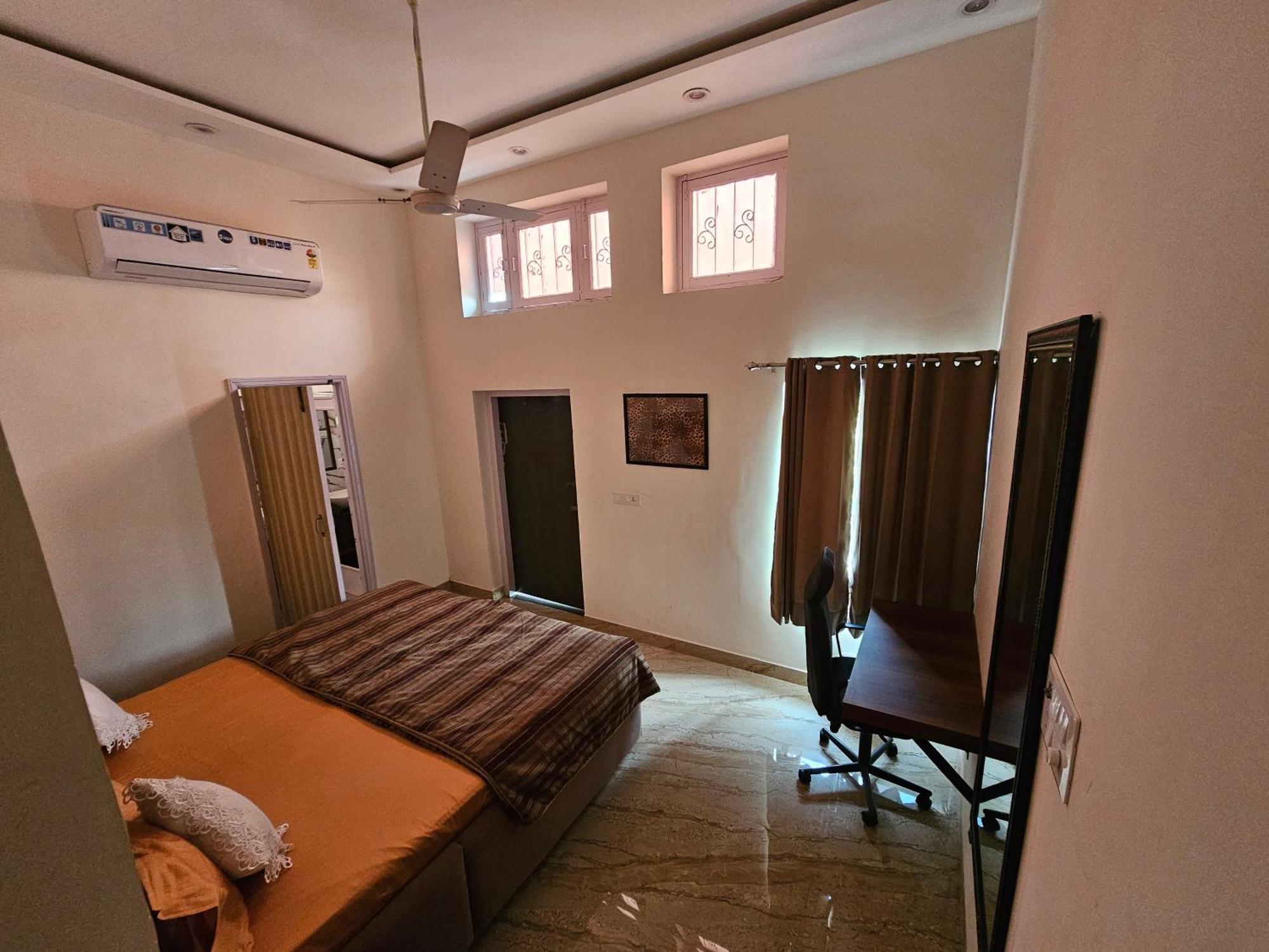 Ankhi's With Parking Apartment *