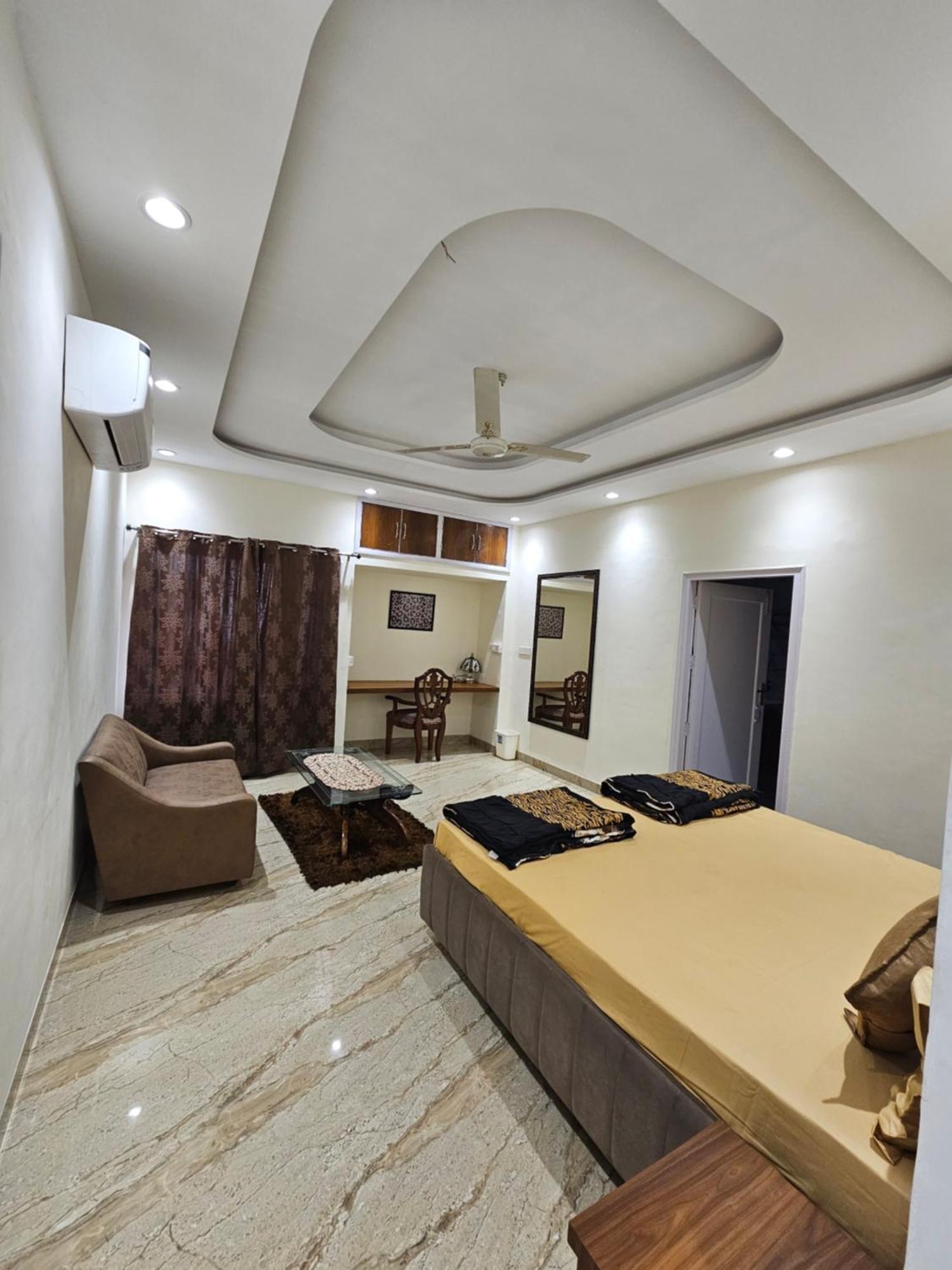 Ankhi's With Parking Apartment Amritsar