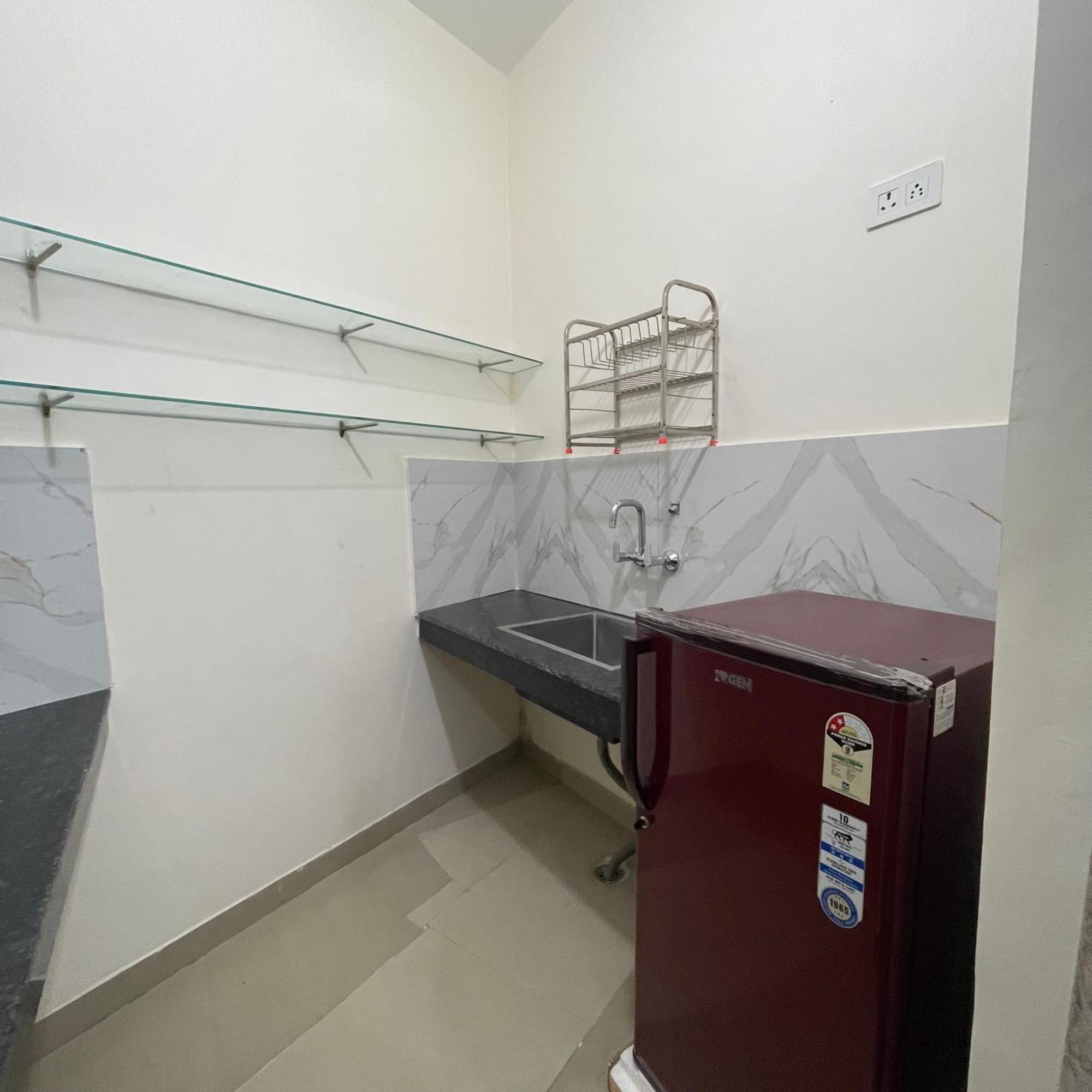Comforts 500m From Airport Guest house *
