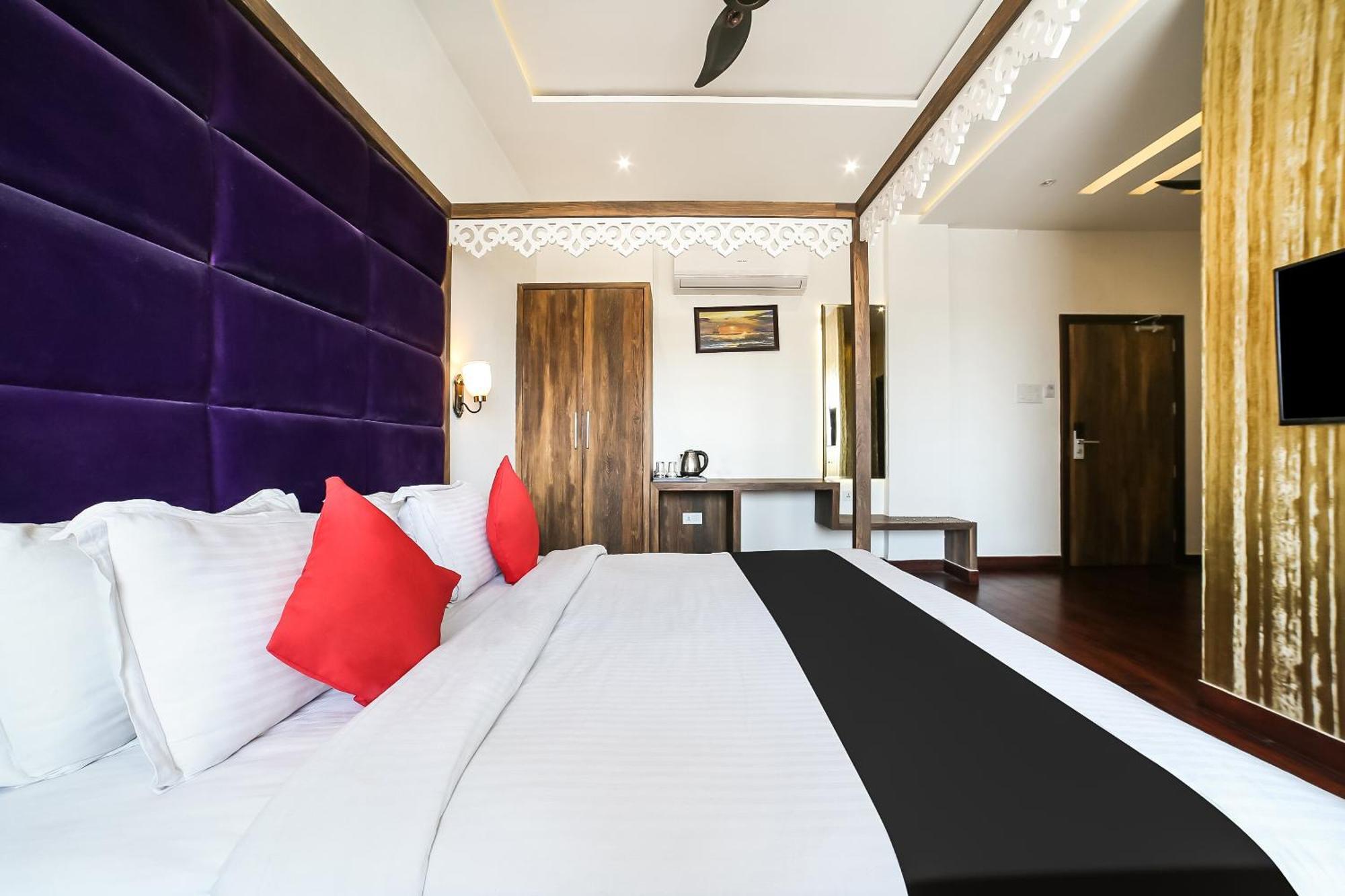 Hotel Capital O 38688 Royal Shelaton 3*