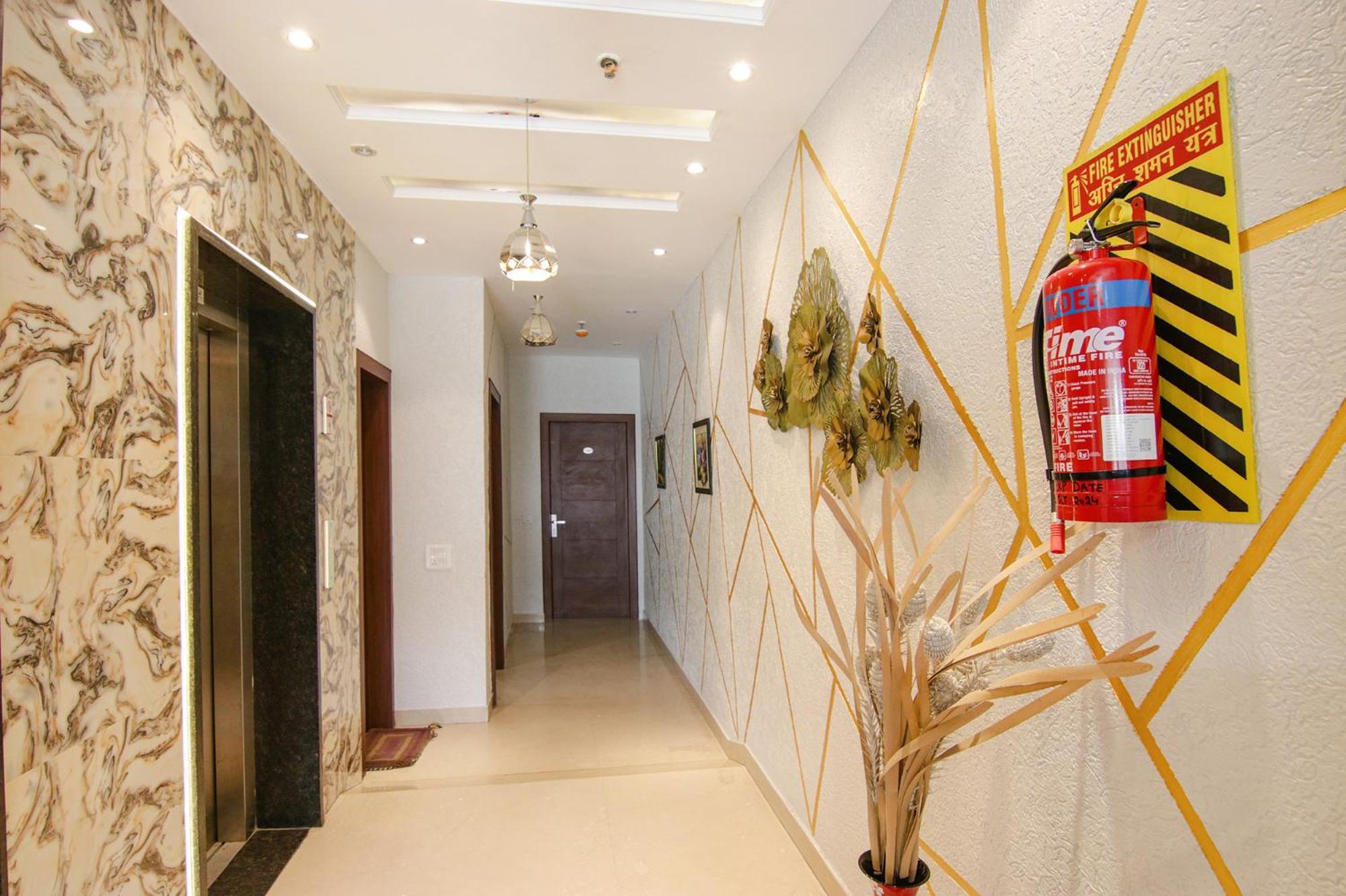 Hotel Fabhotel Golden City