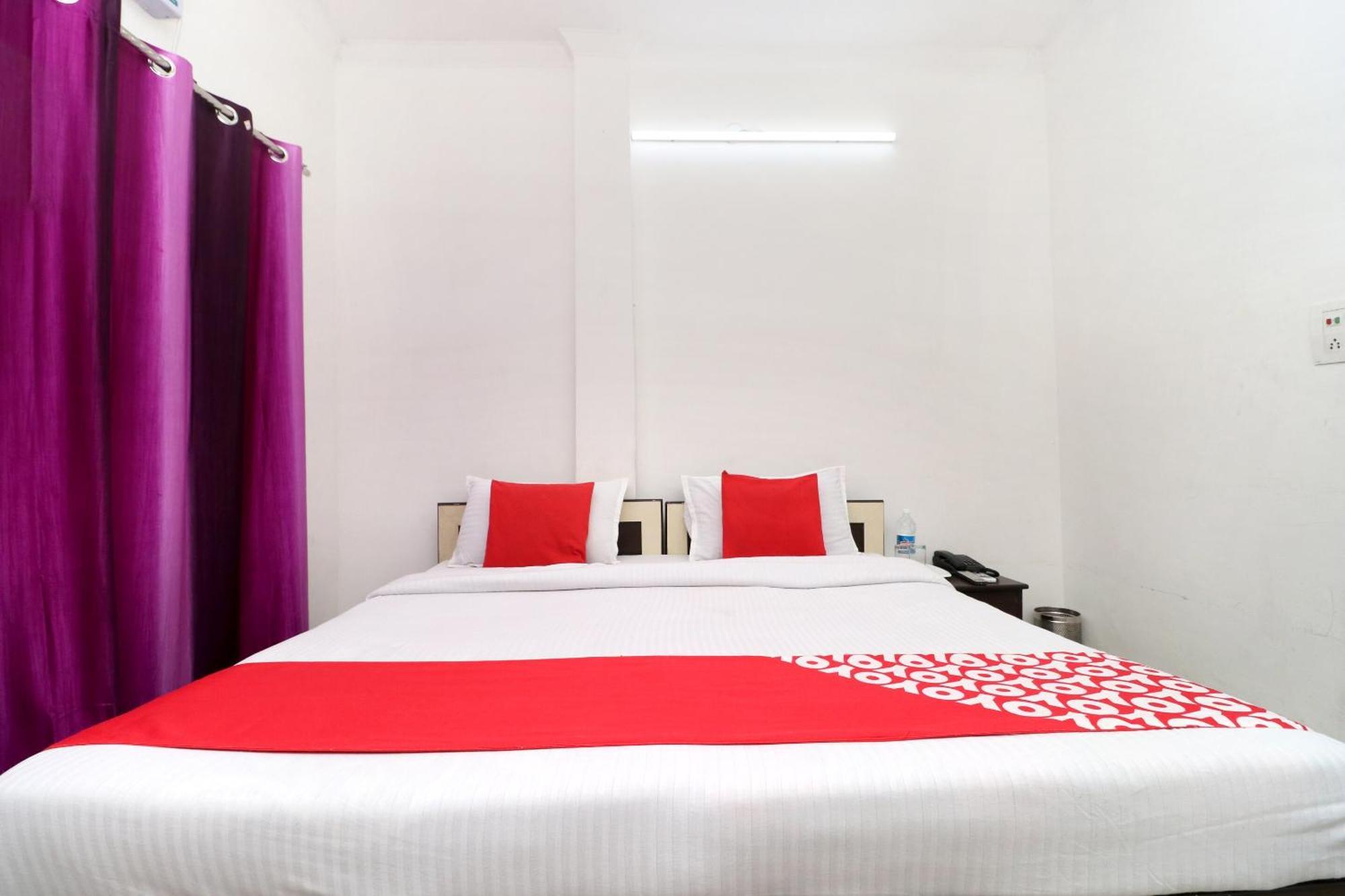 Oyo Apple Wood Hotel