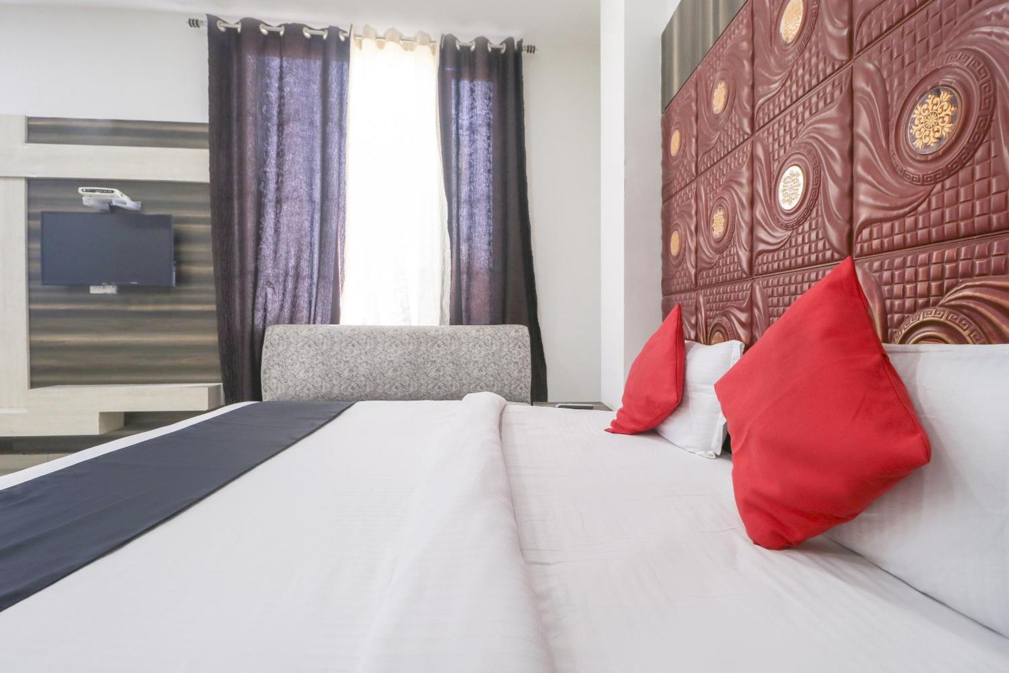Oyo 77326 Hotel Royal View Hotel