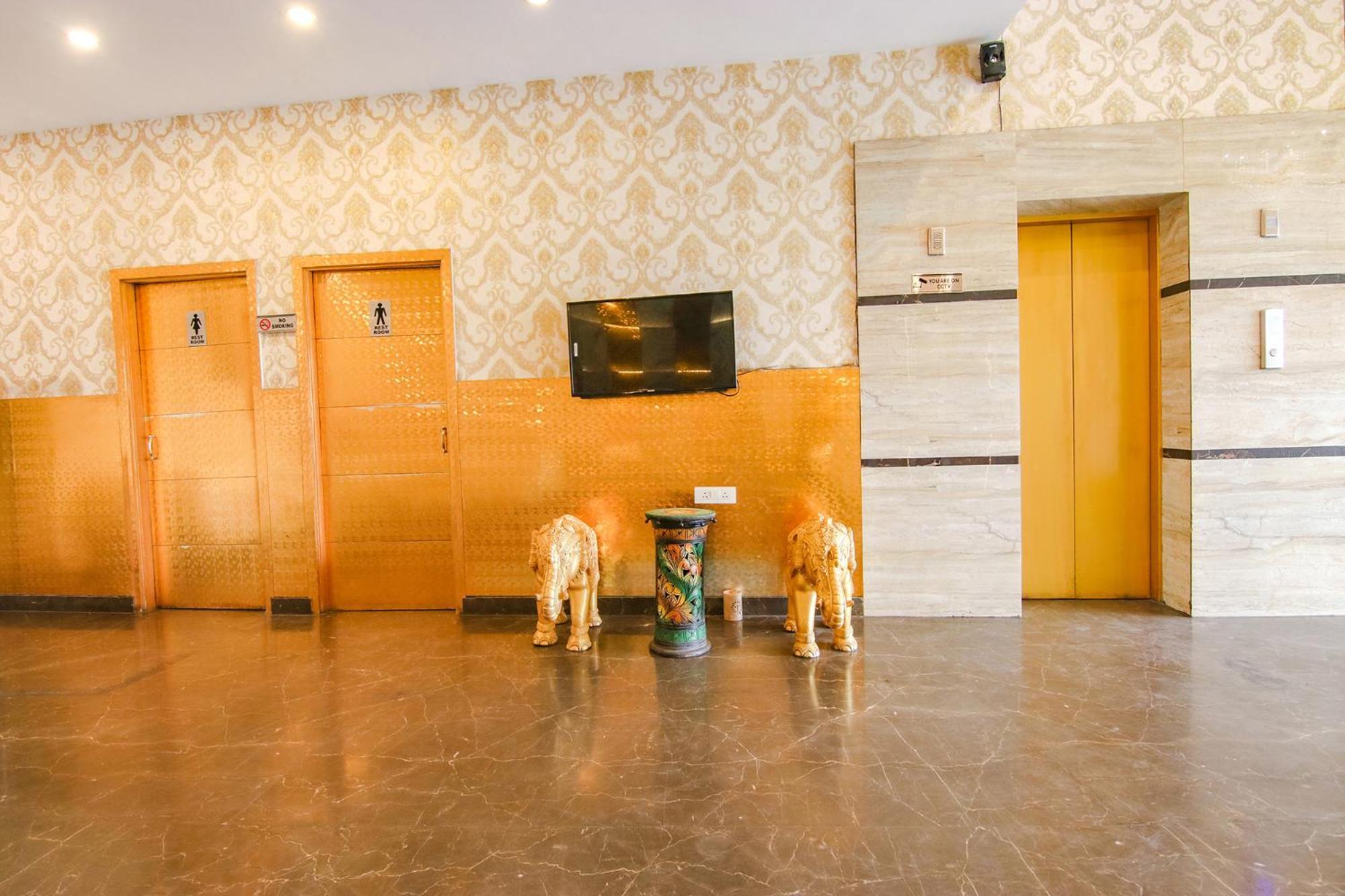 Hotel Fabhotel Sallow Grand 3*