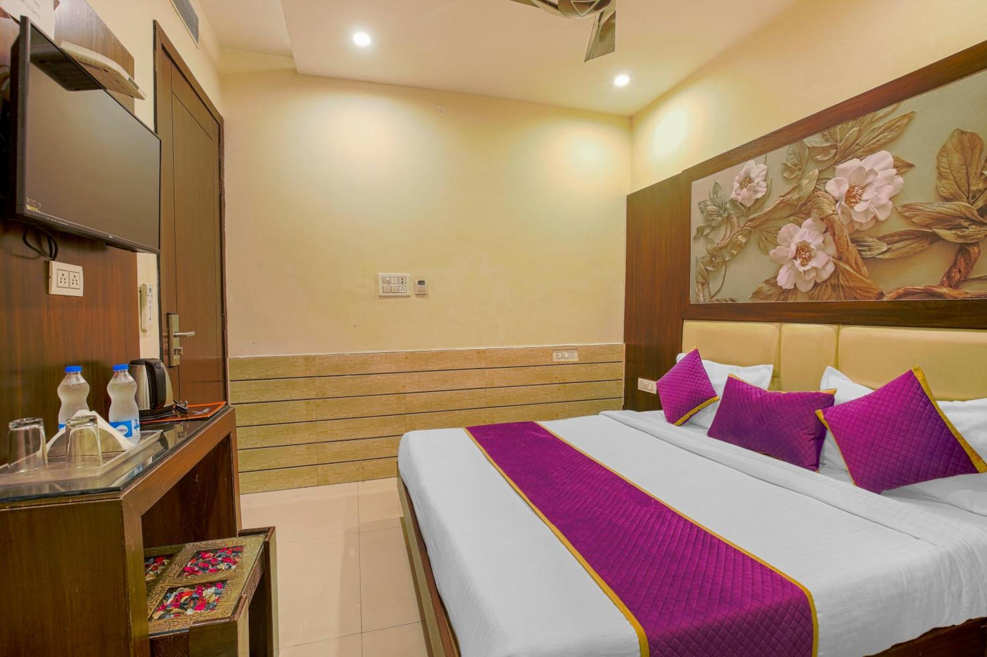 Crown, Hotel 3*