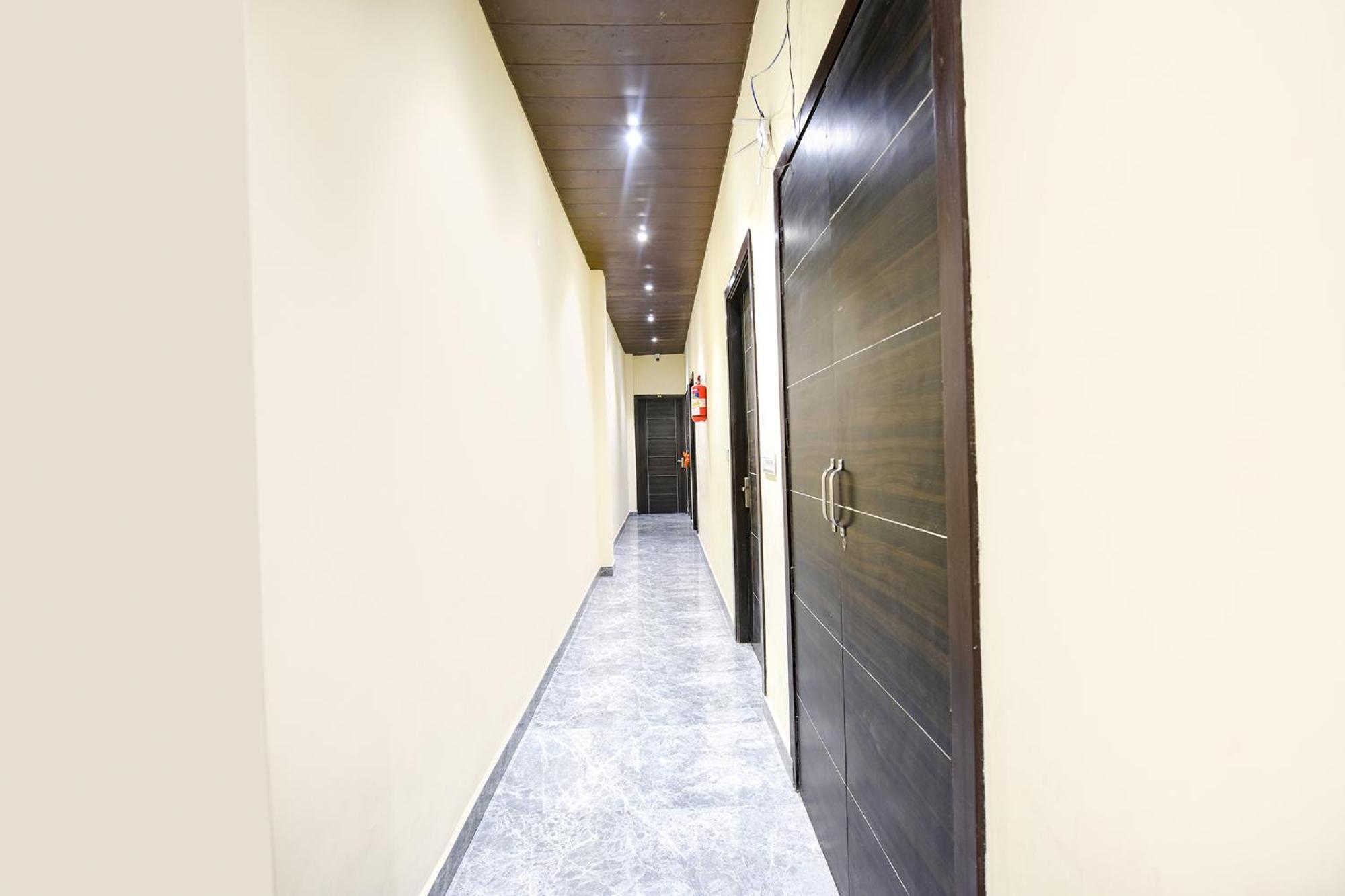 Hotel Fabhotel Shiva Residency