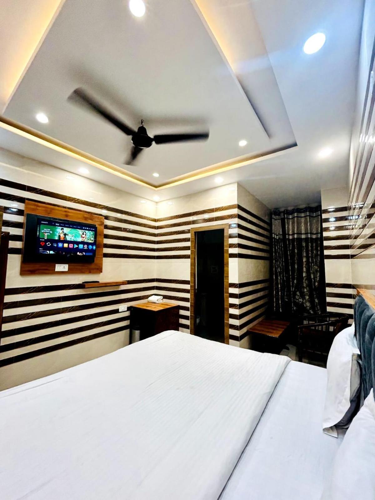 Holy Hotel 3*